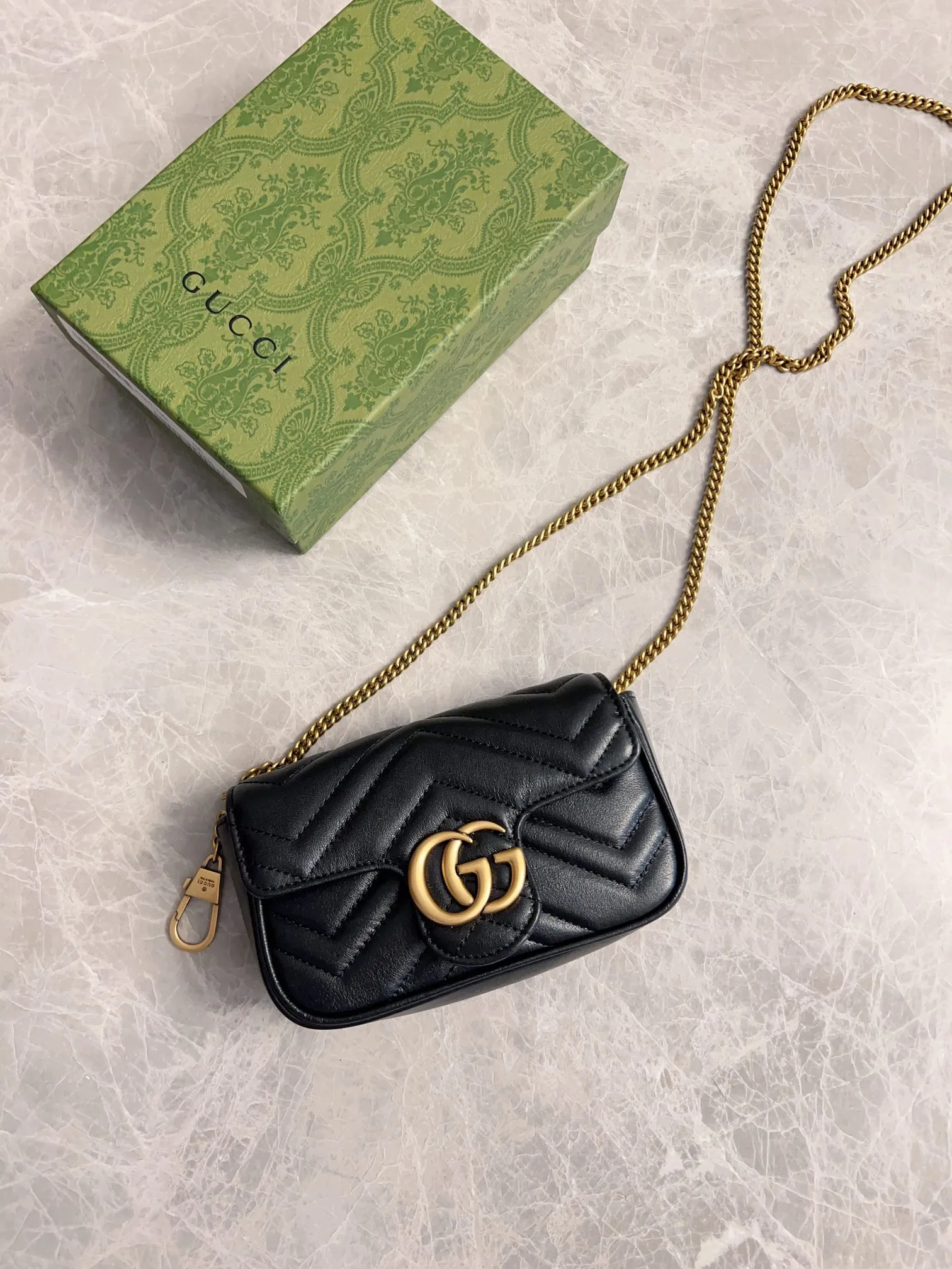 💰600 upgraded version 🇭🇺🇭🇺GUCCI official website updated simultaneously ~ GG marmont series 🐡🐡The latest mini bag, a cute and stylish artifact 🐡🐡The cute design is more practical and can easily accommodate plus mobile phones, lipsticks, and small card holders🐡🐡Imported calfskin is soft to the touch, fashionable and compact! 🐡🐡 Model: 476433, size: 16.5*10.2*5.1 cm, color: black, green, white, bright red, nude pink