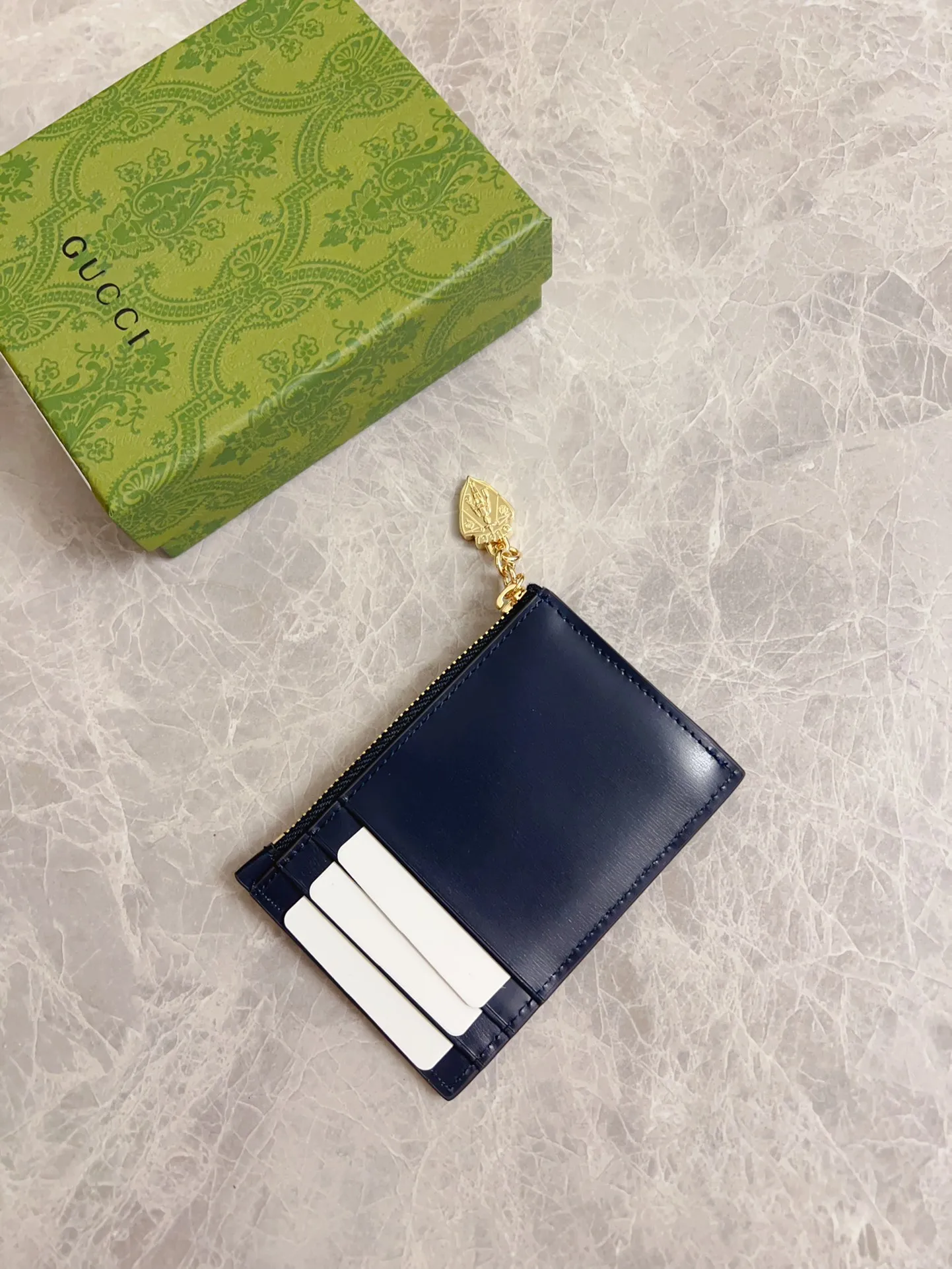 💰350 🇮🇹🇮🇹The Gucci Luce series exudes a strong sense of playfulness and fun. "Luce" means "light" in Italian. Original GG canvas, elegant blue cowhide trimmings and light gold-toned hardware are complemented by beige and ebony graphics. Exquisite shield puller! Model: 790033 Size: 11.5x 7.5x 1.5cm Color: Blue/Brown