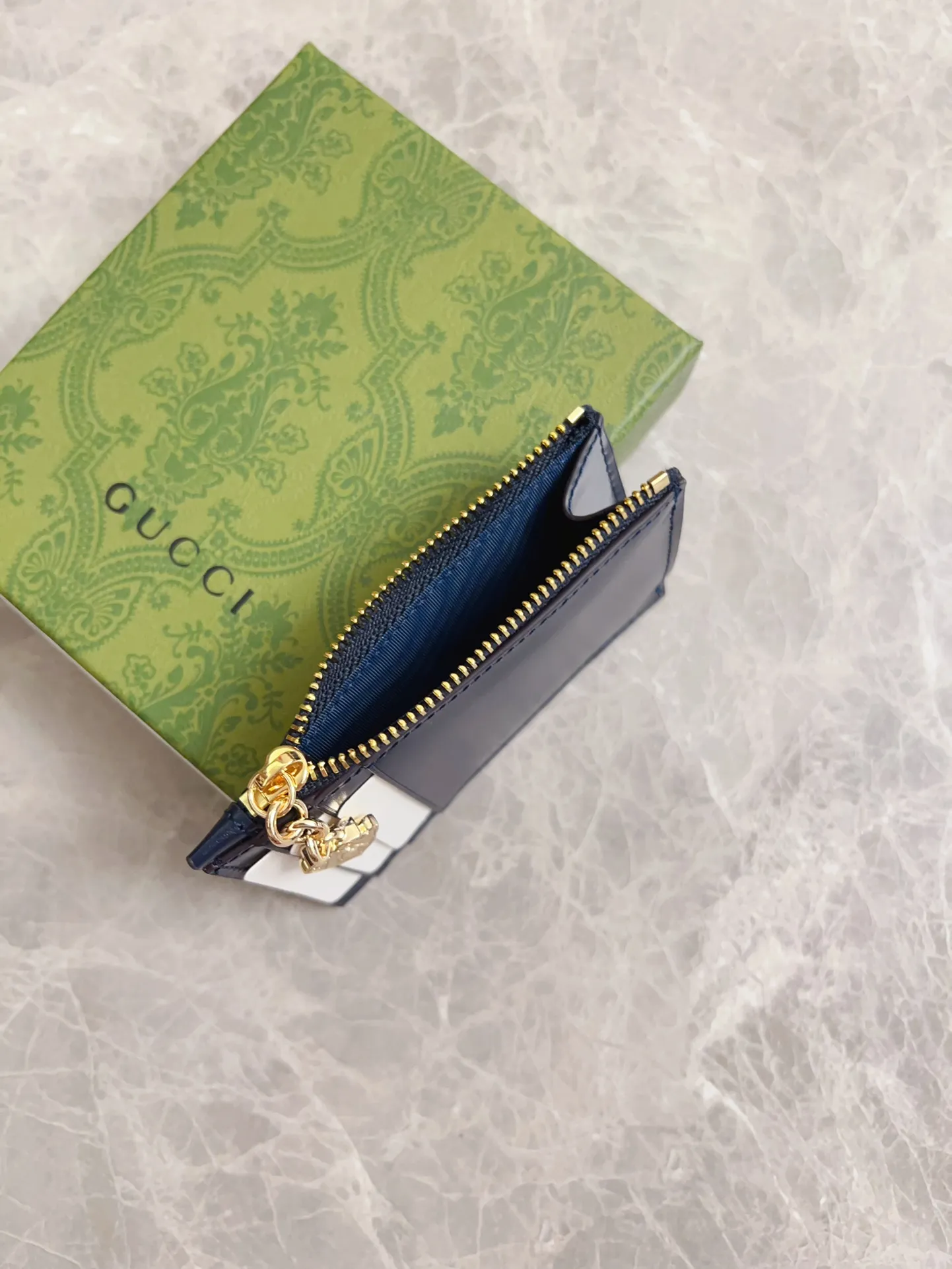 💰350 🇮🇹🇮🇹The Gucci Luce series exudes a strong sense of playfulness and fun. "Luce" means "light" in Italian. Original GG canvas, elegant blue cowhide trimmings and light gold-toned hardware are complemented by beige and ebony graphics. Exquisite shield puller! Model: 790033 Size: 11.5x 7.5x 1.5cm Color: Blue/Brown