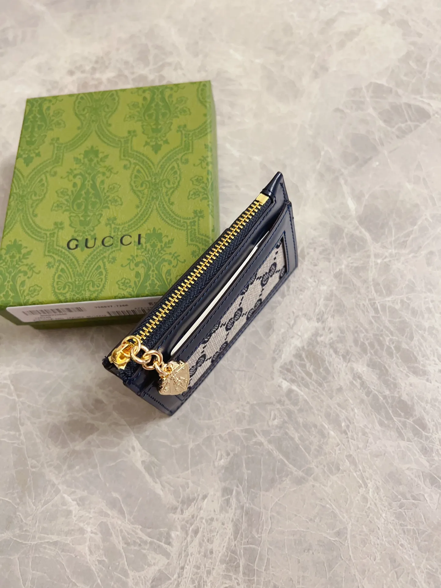 💰350 🇮🇹🇮🇹The Gucci Luce series exudes a strong sense of playfulness and fun. "Luce" means "light" in Italian. Original GG canvas, elegant blue cowhide trimmings and light gold-toned hardware are complemented by beige and ebony graphics. Exquisite shield puller! Model: 790033 Size: 11.5x 7.5x 1.5cm Color: Blue/Brown