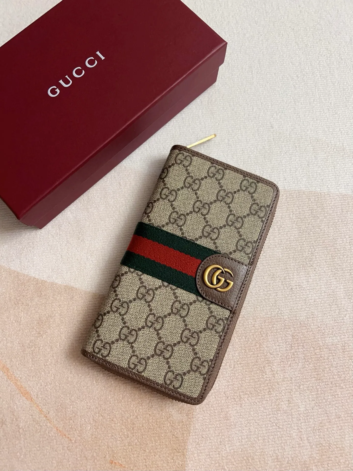 💰440🇭🇺🇭🇺 The official website is synchronized with the new model! Ophidia series ~ zipper wallet, 🍉🍉 made of GG Supreme original factory pig grain first-layer cowhide with PVC 🍉🍉 equipped with iconic double G hardware marks, classic red and green webbing, high-end cotton zipper ~ refined! 🍉🍉Model number: 838619🍉🍉Size: 20x10x2.5cm, color: brown maroon