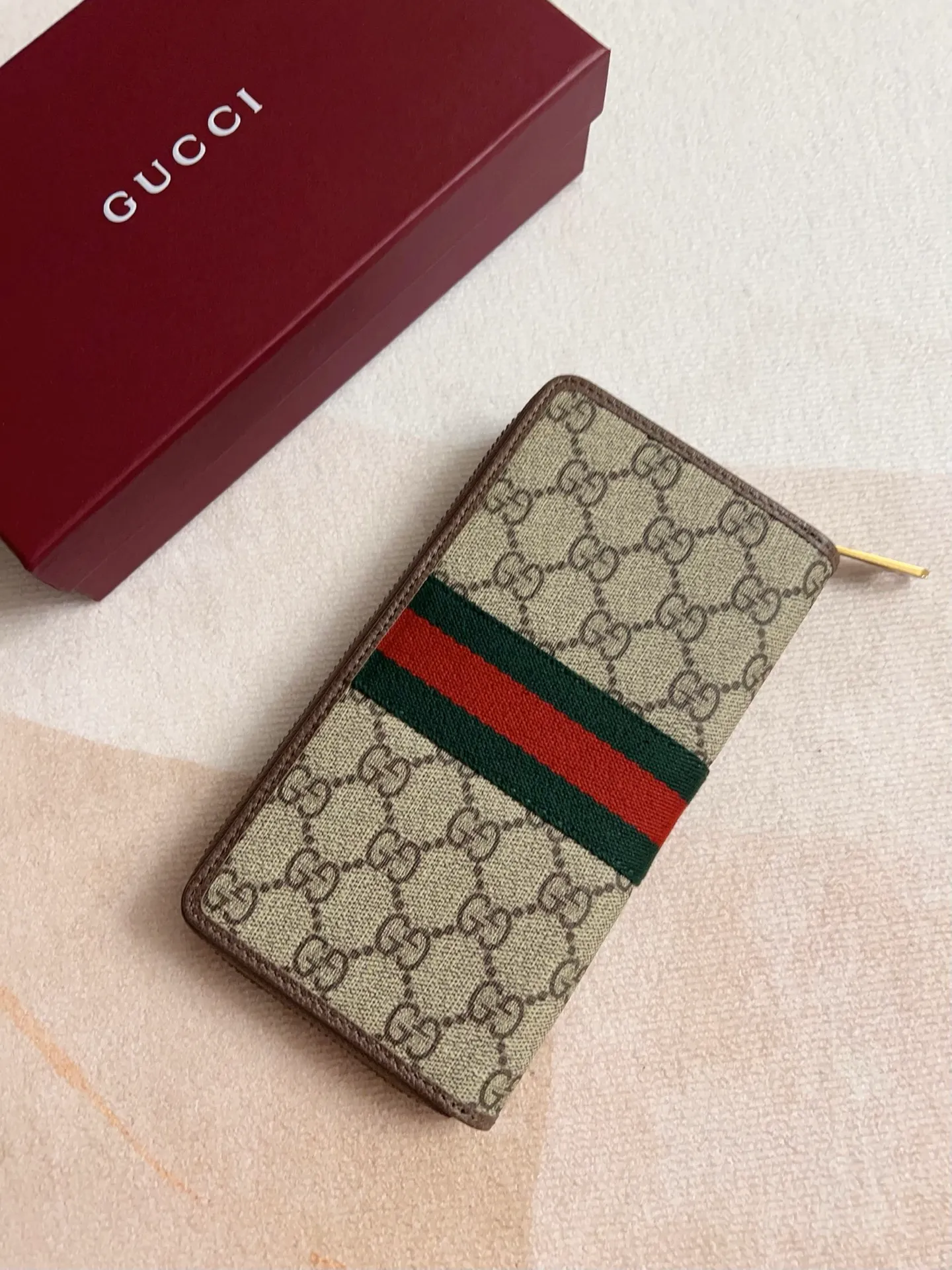 💰440🇭🇺🇭🇺 The official website is synchronized with the new model! Ophidia series ~ zipper wallet, 🍉🍉 made of GG Supreme original factory pig grain first-layer cowhide with PVC 🍉🍉 equipped with iconic double G hardware marks, classic red and green webbing, high-end cotton zipper ~ refined! 🍉🍉Model number: 838619🍉🍉Size: 20x10x2.5cm, color: brown maroon