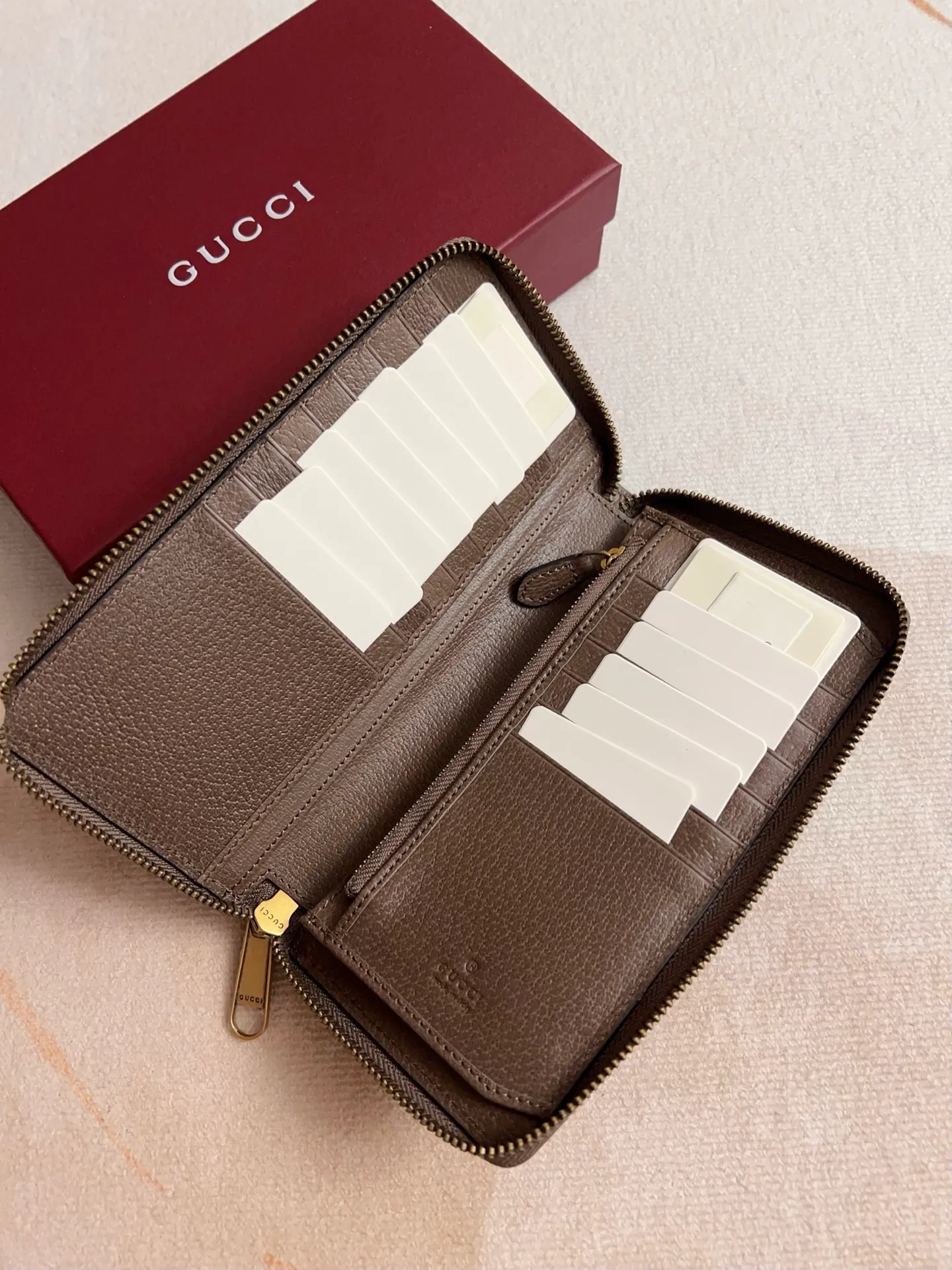 💰440🇭🇺🇭🇺 The official website is synchronized with the new model! Ophidia series ~ zipper wallet, 🍉🍉 made of GG Supreme original factory pig grain first-layer cowhide with PVC 🍉🍉 equipped with iconic double G hardware marks, classic red and green webbing, high-end cotton zipper ~ refined! 🍉🍉Model number: 838619🍉🍉Size: 20x10x2.5cm, color: brown maroon