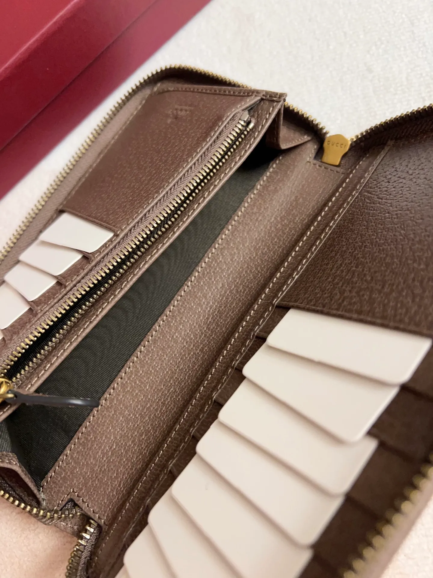 💰440🇭🇺🇭🇺 The official website is synchronized with the new model! Ophidia series ~ zipper wallet, 🍉🍉 made of GG Supreme original factory pig grain first-layer cowhide with PVC 🍉🍉 equipped with iconic double G hardware marks, classic red and green webbing, high-end cotton zipper ~ refined! 🍉🍉Model number: 838619🍉🍉Size: 20x10x2.5cm, color: brown maroon