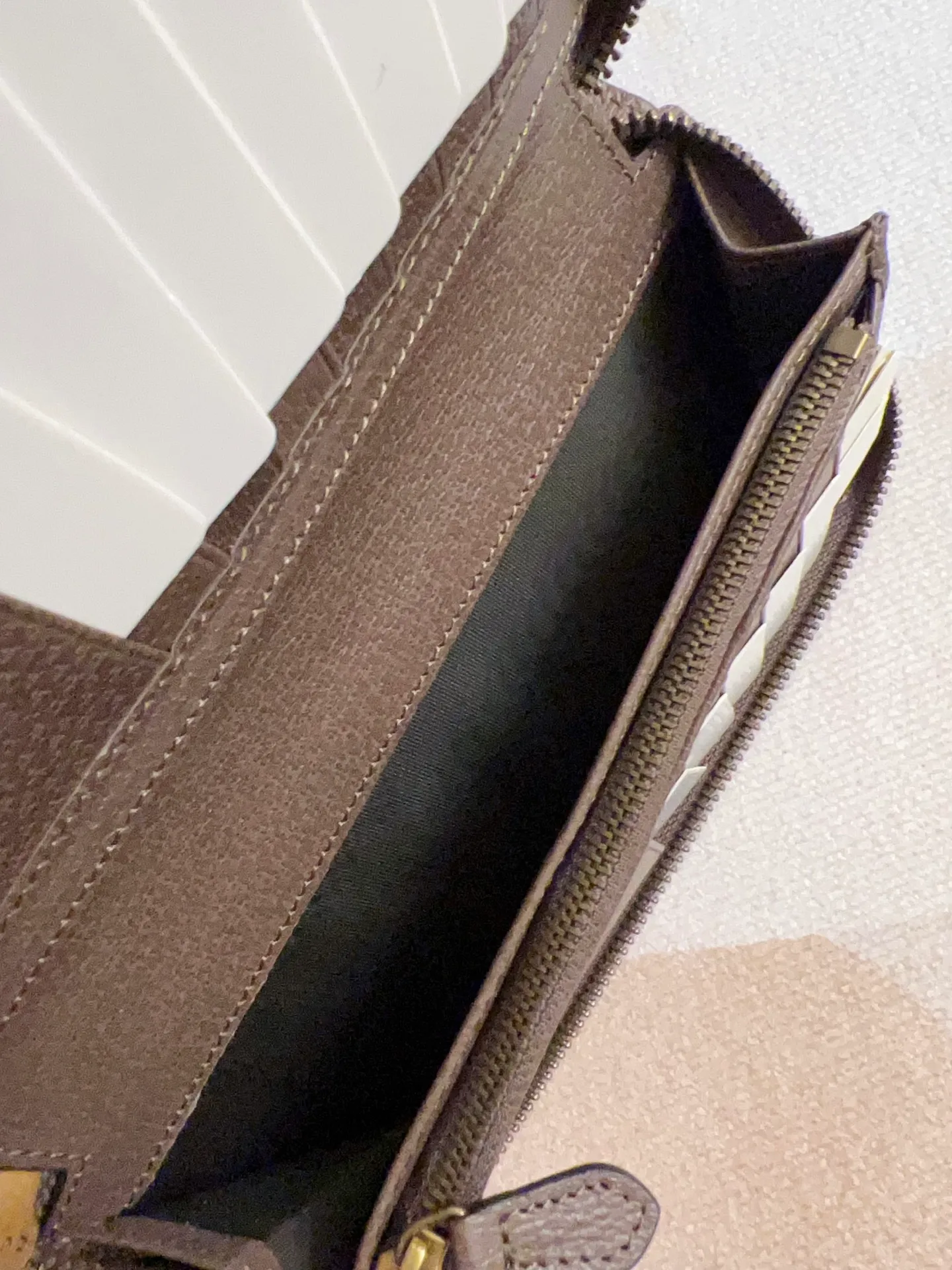 💰440🇭🇺🇭🇺 The official website is synchronized with the new model! Ophidia series ~ zipper wallet, 🍉🍉 made of GG Supreme original factory pig grain first-layer cowhide with PVC 🍉🍉 equipped with iconic double G hardware marks, classic red and green webbing, high-end cotton zipper ~ refined! 🍉🍉Model number: 838619🍉🍉Size: 20x10x2.5cm, color: brown maroon