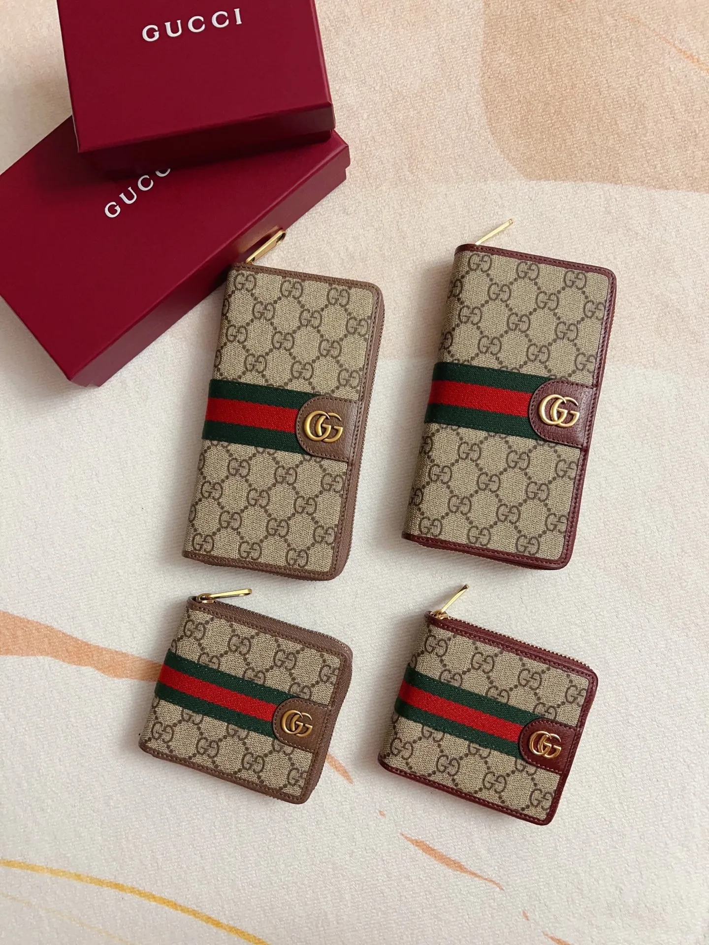 💰440🇭🇺🇭🇺 The official website is synchronized with the new model! Ophidia series ~ zipper wallet, 🍉🍉 made of GG Supreme original factory pig grain first-layer cowhide with PVC 🍉🍉 equipped with iconic double G hardware marks, classic red and green webbing, high-end cotton zipper ~ refined! 🍉🍉Model number: 838619🍉🍉Size: 20x10x2.5cm, color: brown maroon