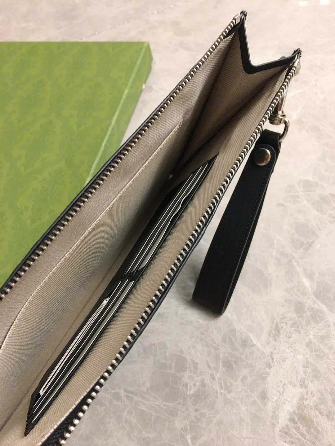 💰540 🇭🇺🇭🇺gucci~2020 early autumn new handbag🌂🌂GG original factory cowhide cleverly integrated into punching holes and brand logo double G embossing🌂🌂Highlight the extraordinary design quality, simple and elegant, super large capacity, very practical🌂🌂Detachable Italian leather wristband! Actual photo, model: 625569, color: Kepi, size: width 30.5×height 21×depth 1.5cm