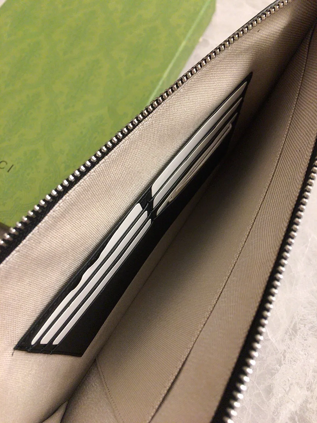 💰540 🇭🇺🇭🇺gucci~2020 early autumn new handbag🌂🌂GG original factory cowhide cleverly integrated into punching holes and brand logo double G embossing🌂🌂Highlight the extraordinary design quality, simple and elegant, super large capacity, very practical🌂🌂Detachable Italian leather wristband! Actual photo, model: 625569, color: Kepi, size: width 30.5×height 21×depth 1.5cm