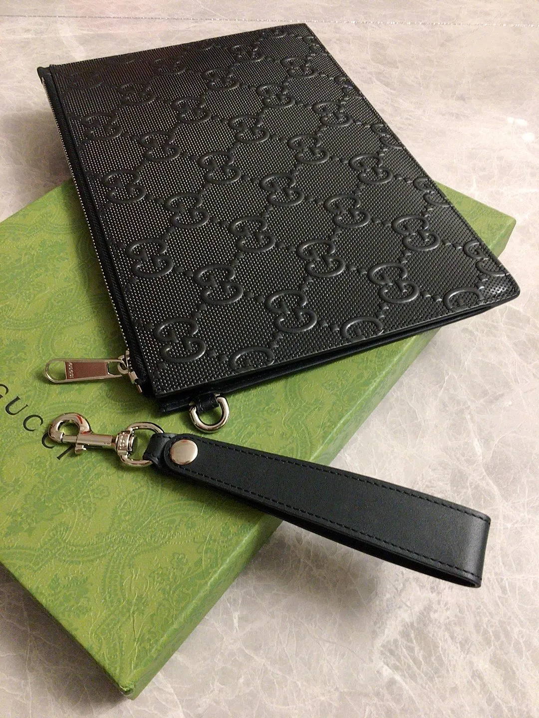 💰540 🇭🇺🇭🇺gucci~2020 early autumn new handbag🌂🌂GG original factory cowhide cleverly integrated into punching holes and brand logo double G embossing🌂🌂Highlight the extraordinary design quality, simple and elegant, super large capacity, very practical🌂🌂Detachable Italian leather wristband! Actual photo, model: 625569, color: Kepi, size: width 30.5×height 21×depth 1.5cm