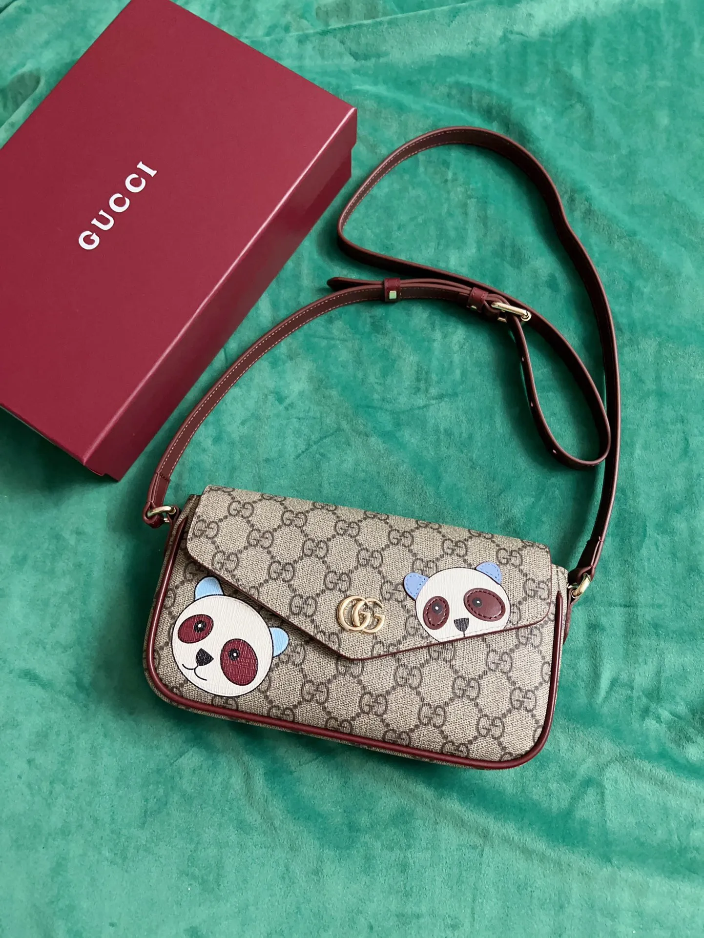 💰760 🇭🇺🇭🇺New product on official website! Exquisite panda bag, 🐼🐼PVC with burgundy calf leather, cute and exquisite panda printed on the leather! 🐼🐼Adjustable leather shoulder strap, model number 818764, size: 22x13x4🐼🐼Original product!
