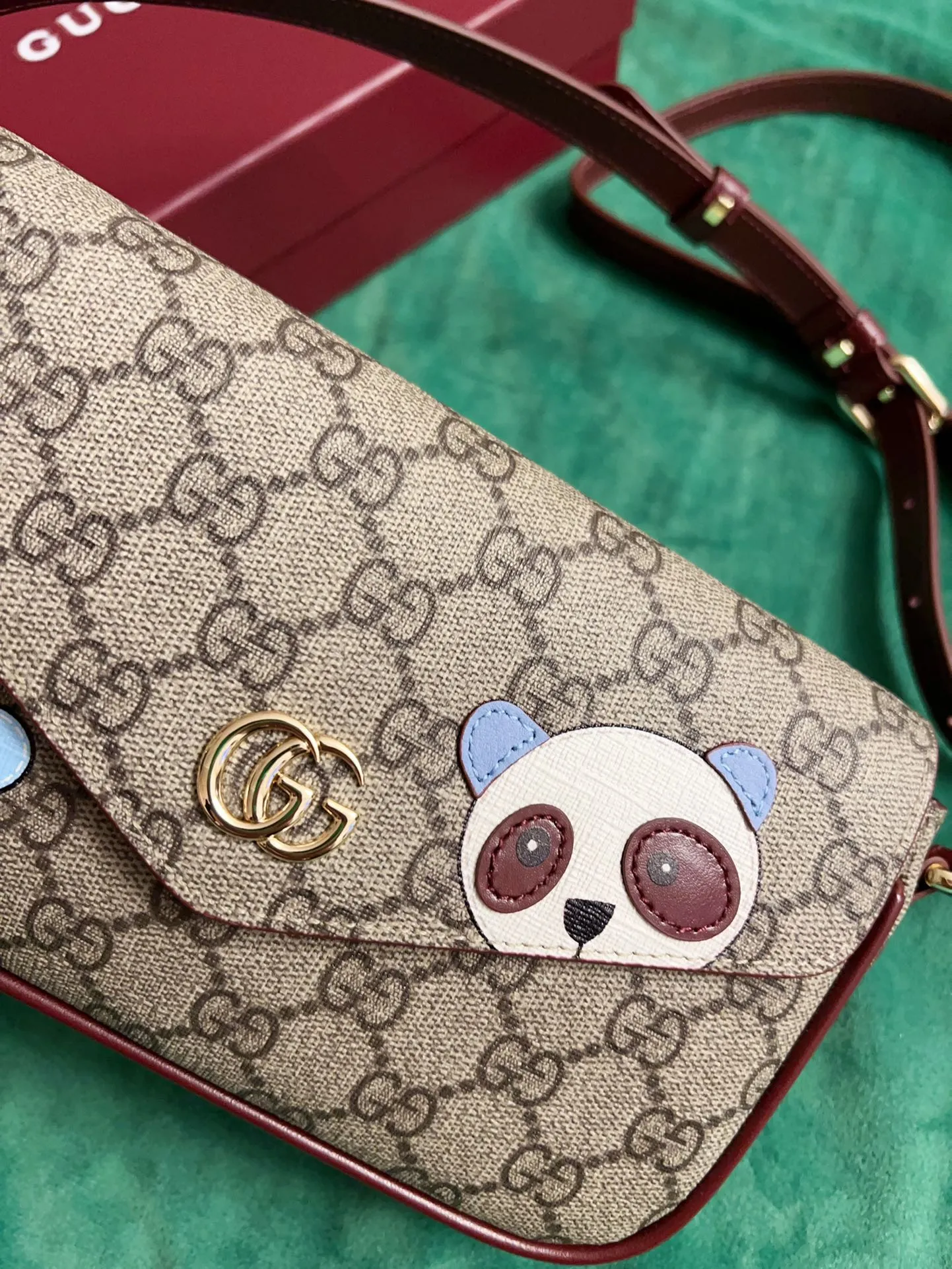 💰760 🇭🇺🇭🇺New product on official website! Exquisite panda bag, 🐼🐼PVC with burgundy calf leather, cute and exquisite panda printed on the leather! 🐼🐼Adjustable leather shoulder strap, model number 818764, size: 22x13x4🐼🐼Original product!