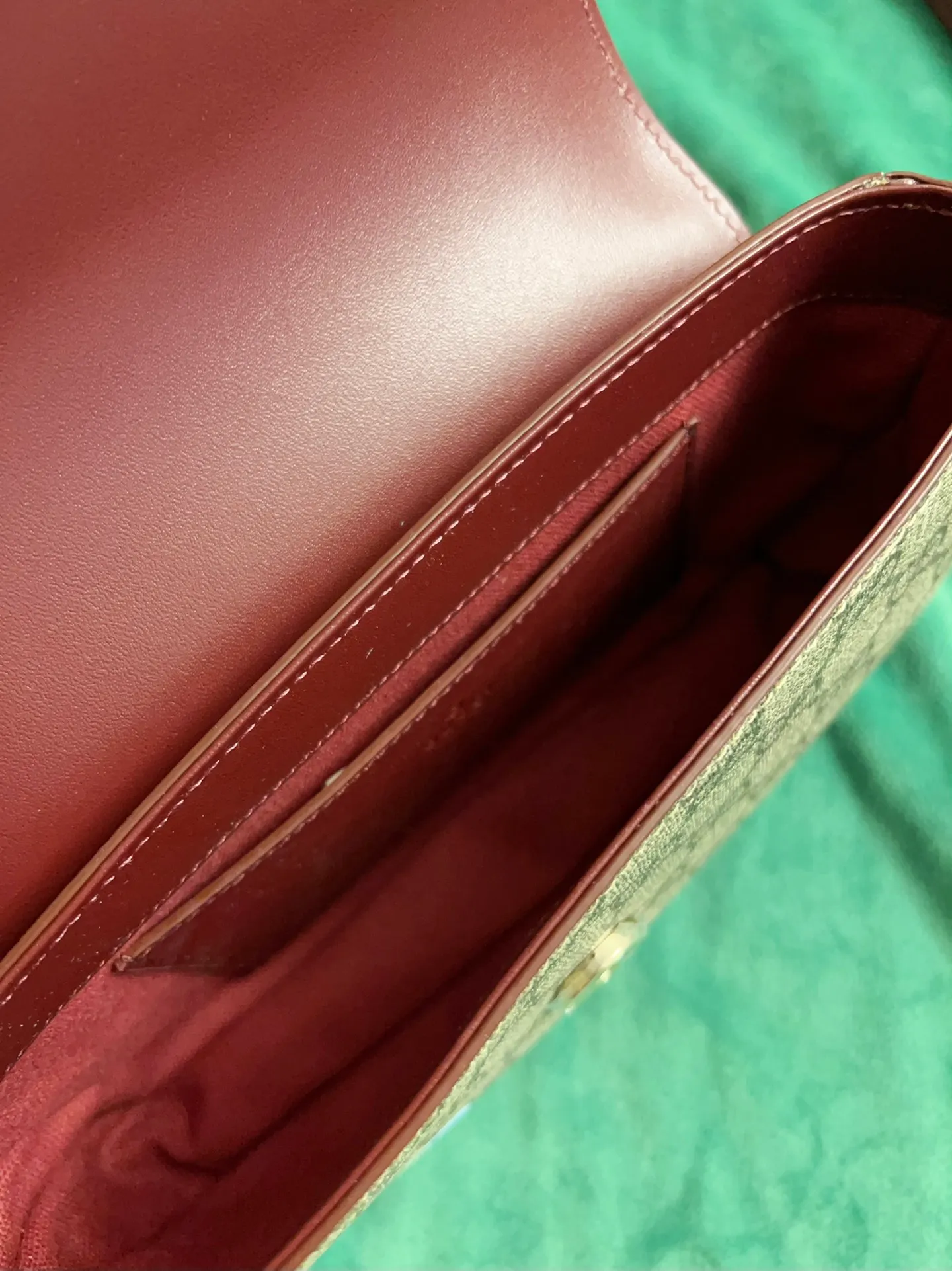 💰760 🇭🇺🇭🇺New product on official website! Exquisite panda bag, 🐼🐼PVC with burgundy calf leather, cute and exquisite panda printed on the leather! 🐼🐼Adjustable leather shoulder strap, model number 818764, size: 22x13x4🐼🐼Original product!