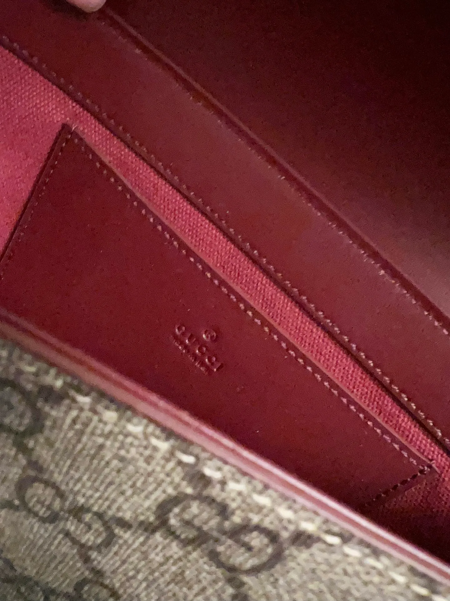 💰760 🇭🇺🇭🇺New product on official website! Exquisite panda bag, 🐼🐼PVC with burgundy calf leather, cute and exquisite panda printed on the leather! 🐼🐼Adjustable leather shoulder strap, model number 818764, size: 22x13x4🐼🐼Original product!