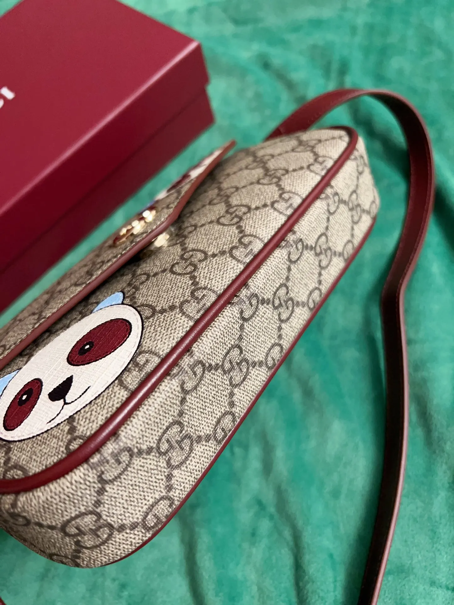 💰760 🇭🇺🇭🇺New product on official website! Exquisite panda bag, 🐼🐼PVC with burgundy calf leather, cute and exquisite panda printed on the leather! 🐼🐼Adjustable leather shoulder strap, model number 818764, size: 22x13x4🐼🐼Original product!
