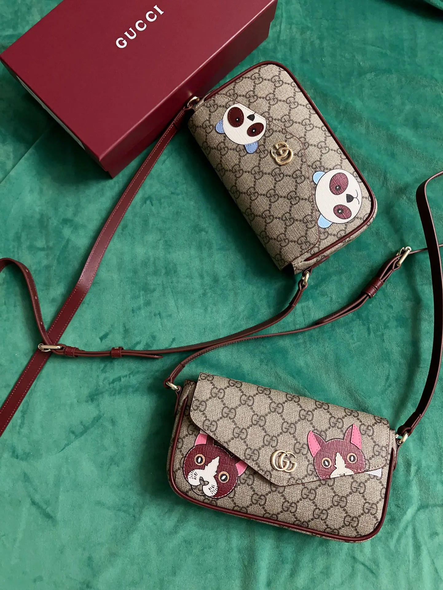 💰760 🇭🇺🇭🇺New product on official website! Exquisite panda bag, 🐼🐼PVC with burgundy calf leather, cute and exquisite panda printed on the leather! 🐼🐼Adjustable leather shoulder strap, model number 818764, size: 22x13x4🐼🐼Original product!