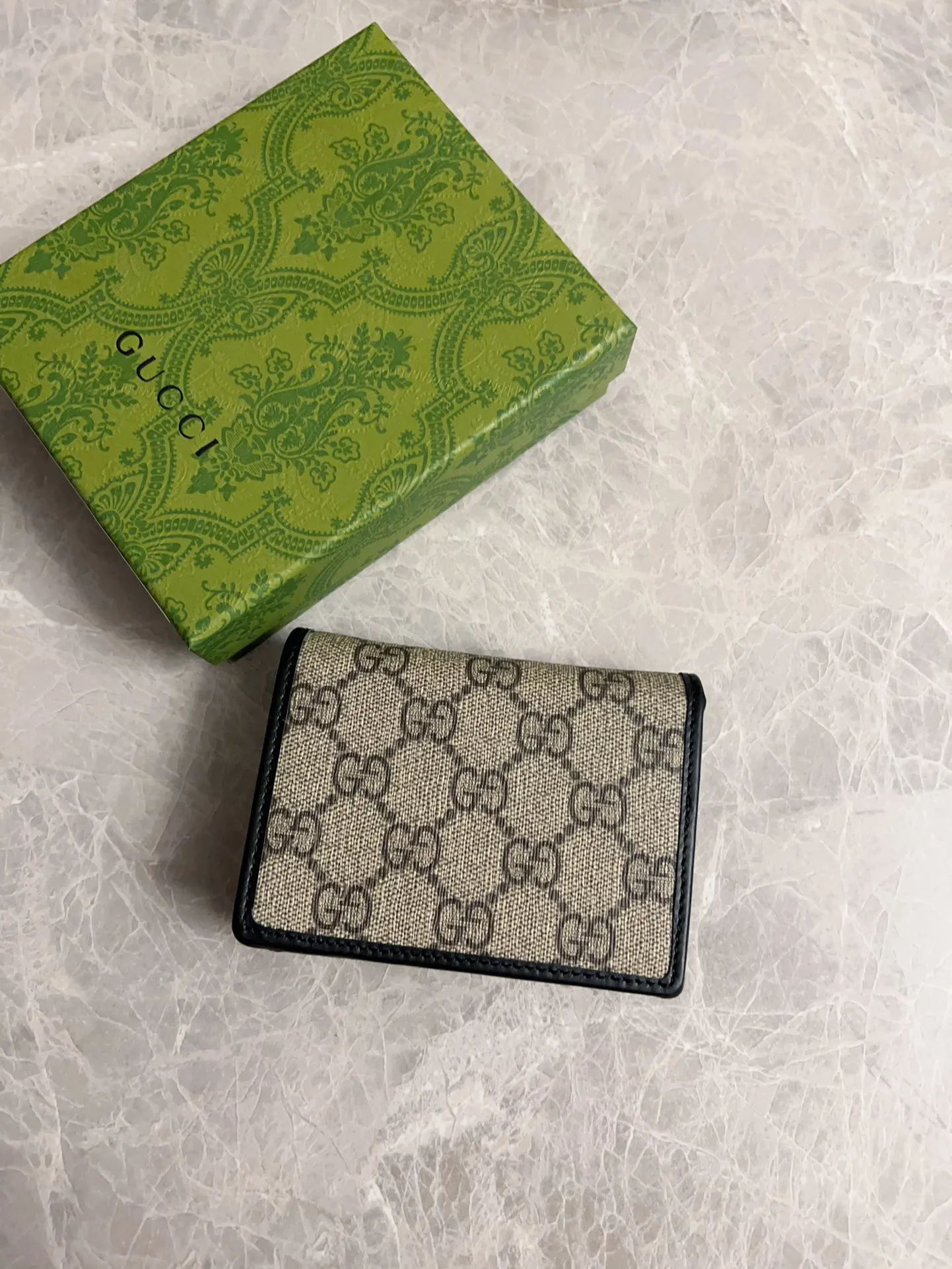 💰380 🇮🇹🇮🇹‼ ️GG Emblem series mini wallet ~ card holder The new GG Emblem series reinterprets the brand's timeless elegance and exquisite craftsmanship 🍒🍒This beige and dark brown mini wallet reinterprets the brand's new small accessories series, 🍒🍒It is crafted from the new GG letter pattern canvas 🍒🍒Elaborately equipped with multiple compartments and cleverly integrated into practical snap closures. Model: 820692 Size: 11x8.5x3cm Color: black, brown/pvc.
