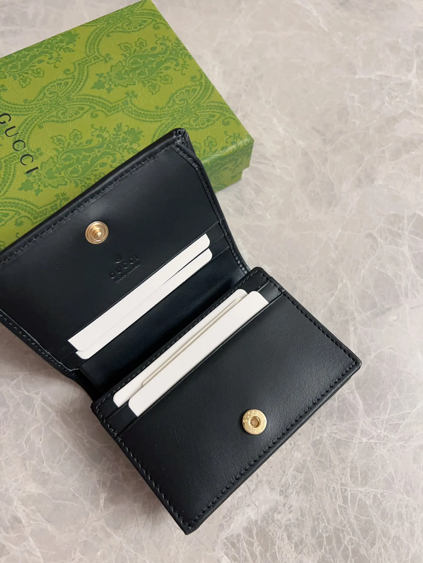 💰380 🇮🇹🇮🇹‼ ️GG Emblem series mini wallet ~ card holder The new GG Emblem series reinterprets the brand's timeless elegance and exquisite craftsmanship 🍒🍒This beige and dark brown mini wallet reinterprets the brand's new small accessories series, 🍒🍒It is crafted from the new GG letter pattern canvas 🍒🍒Elaborately equipped with multiple compartments and cleverly integrated into practical snap closures. Model: 820692 Size: 11x8.5x3cm Color: black, brown/pvc.