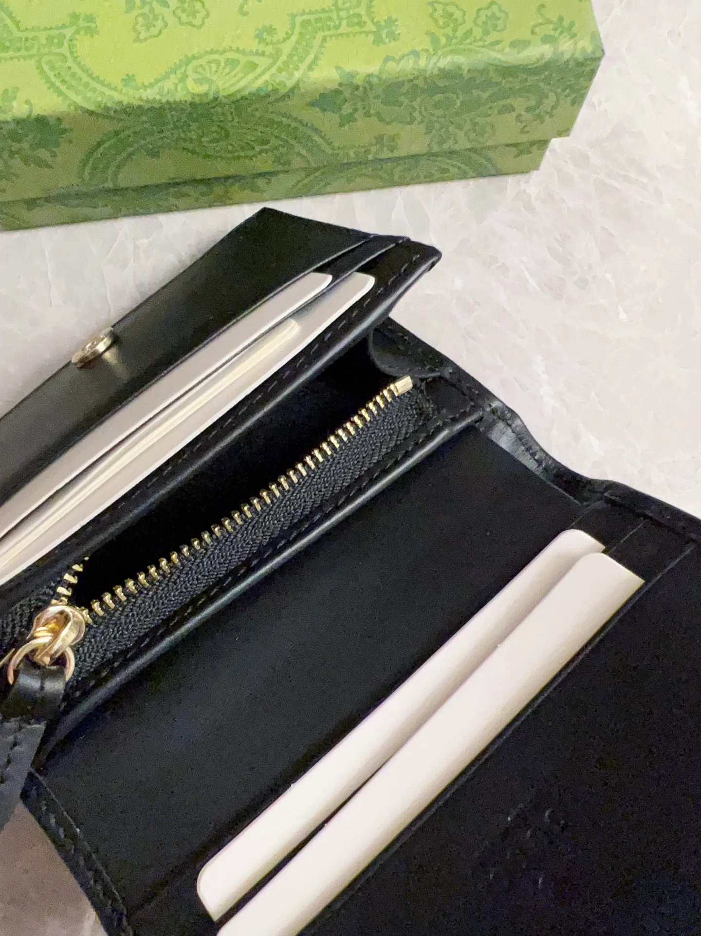 💰380 🇮🇹🇮🇹‼ ️GG Emblem series mini wallet ~ card holder The new GG Emblem series reinterprets the brand's timeless elegance and exquisite craftsmanship 🍒🍒This beige and dark brown mini wallet reinterprets the brand's new small accessories series, 🍒🍒It is crafted from the new GG letter pattern canvas 🍒🍒Elaborately equipped with multiple compartments and cleverly integrated into practical snap closures. Model: 820692 Size: 11x8.5x3cm Color: black, brown/pvc.
