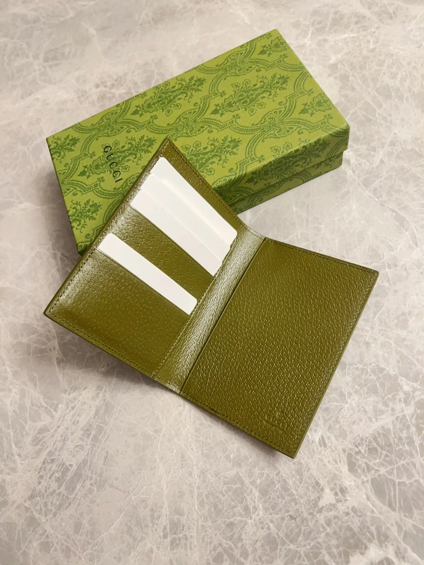 💰360 🇭🇺🇭🇺Gucci’s latest collection ~ Passport holder 🧬🧬The two-tone design full of contrasting beauty makes the GG logo emblazoned on the bag stand out🧬🧬The fabric is made of black GG and the lining is made of contrasting cowhide 🧬🧬Black GG Supreme canvas with dark gray ceramic effect double G, size: 13.5x 9.5cm Model: 795229
