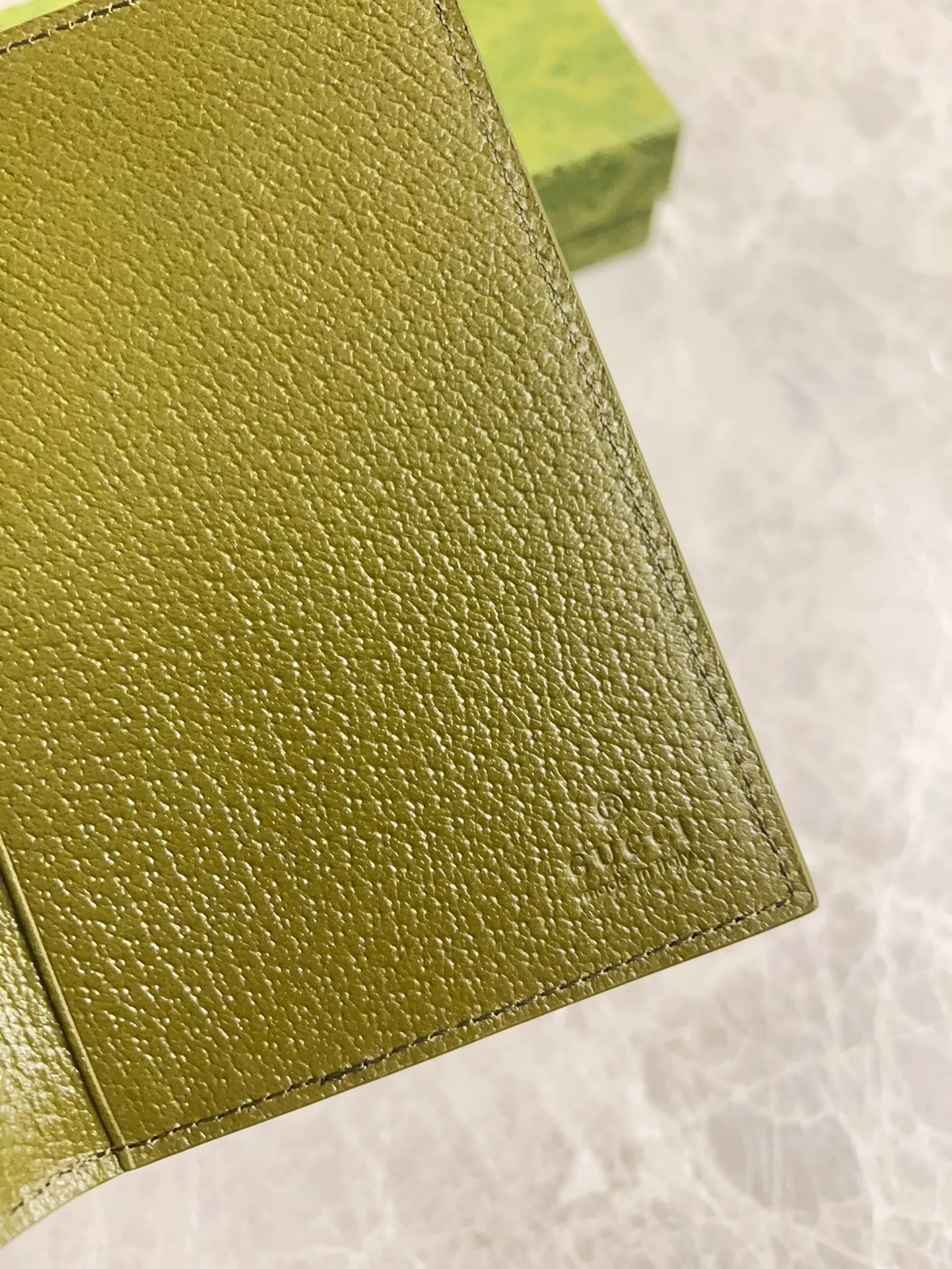 💰360 🇭🇺🇭🇺Gucci’s latest collection ~ Passport holder 🧬🧬The two-tone design full of contrasting beauty makes the GG logo emblazoned on the bag stand out🧬🧬The fabric is made of black GG and the lining is made of contrasting cowhide 🧬🧬Black GG Supreme canvas with dark gray ceramic effect double G, size: 13.5x 9.5cm Model: 795229