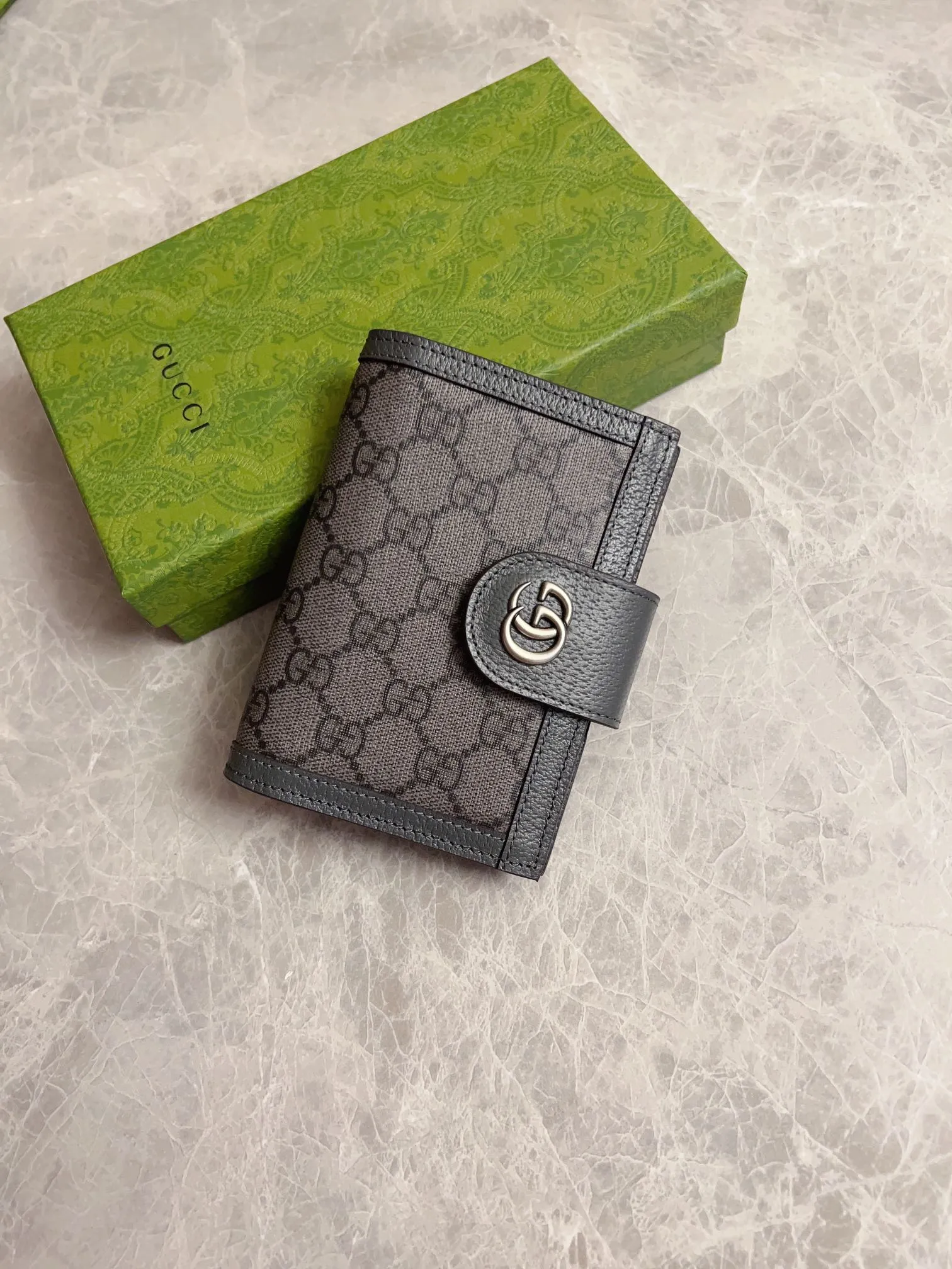 💰360 🇭🇺🇭🇺GucciO’s latest phidia series passport holder bag, Ophidia series items have endless retro feelings. Gray GG Supreme canvas, gray cowhide piping, palladium tone hardware Double G Model: 732755 Dimensions: 10x 14x2.5cm Color: gray/pvc.