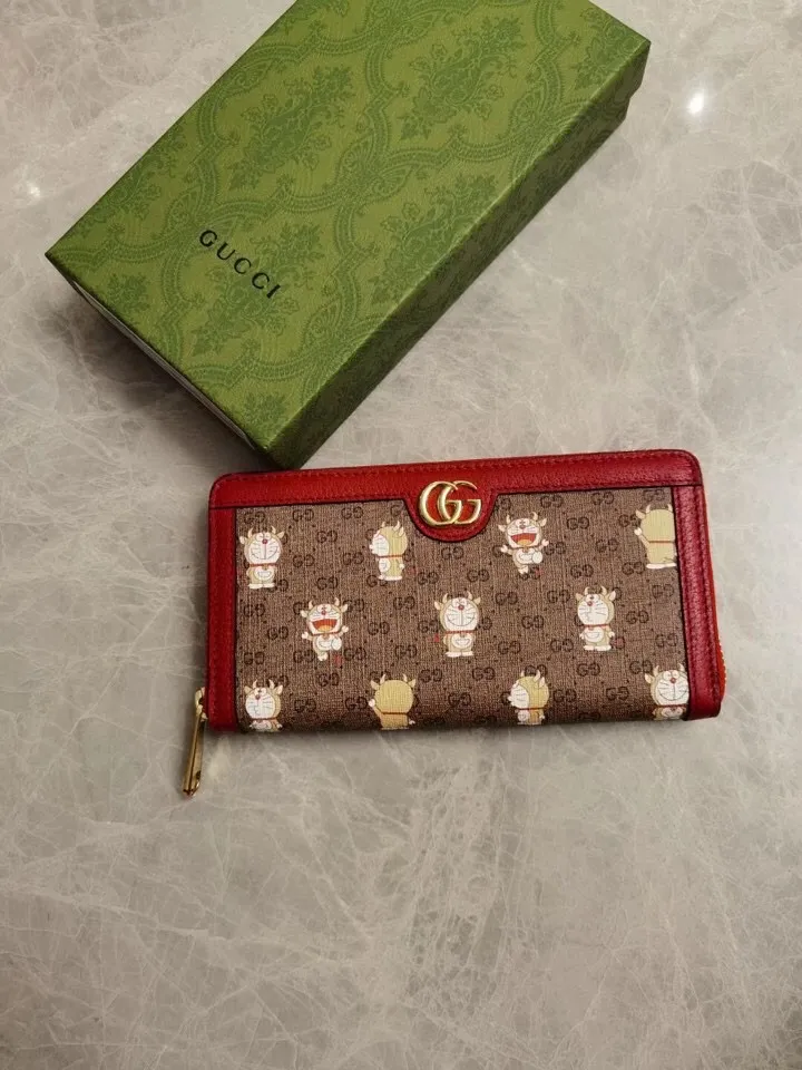 💰430🇭🇺🇭🇺 GUCCI’s latest little golden bull! Original product! 🧤 🧤 Doraemon x Gucci joint series ~ zipper wallet! Colorful PVC high-grade fabric is used to tear-print "Big Fatty with Horns" Doraemon's various cute expressions, matched with original factory pig-grain cowhide, exquisite and fashionable, model number: 654540, size: 19x10x2.5cm