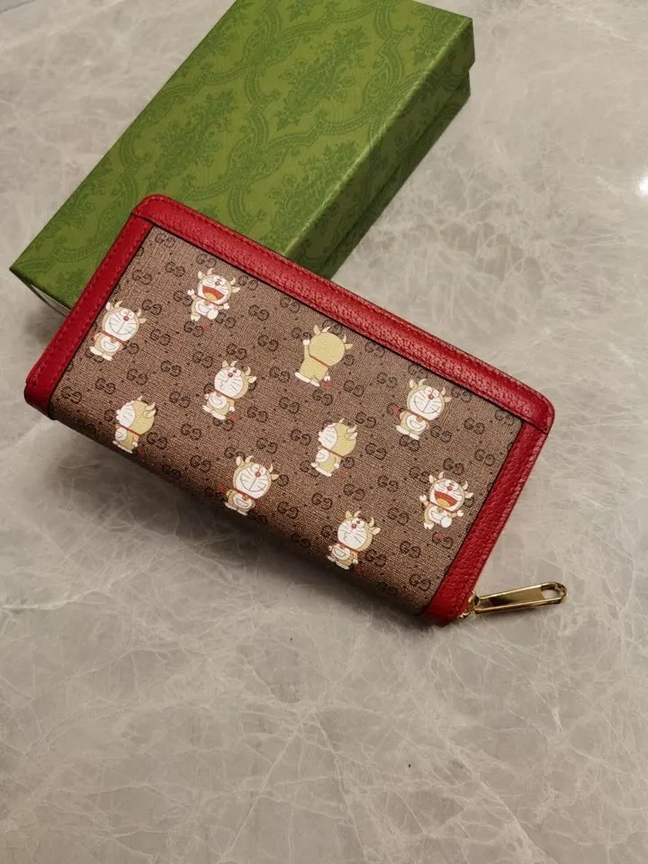 💰430🇭🇺🇭🇺 GUCCI’s latest little golden bull! Original product! 🧤 🧤 Doraemon x Gucci joint series ~ zipper wallet! Colorful PVC high-grade fabric is used to tear-print "Big Fatty with Horns" Doraemon's various cute expressions, matched with original factory pig-grain cowhide, exquisite and fashionable, model number: 654540, size: 19x10x2.5cm