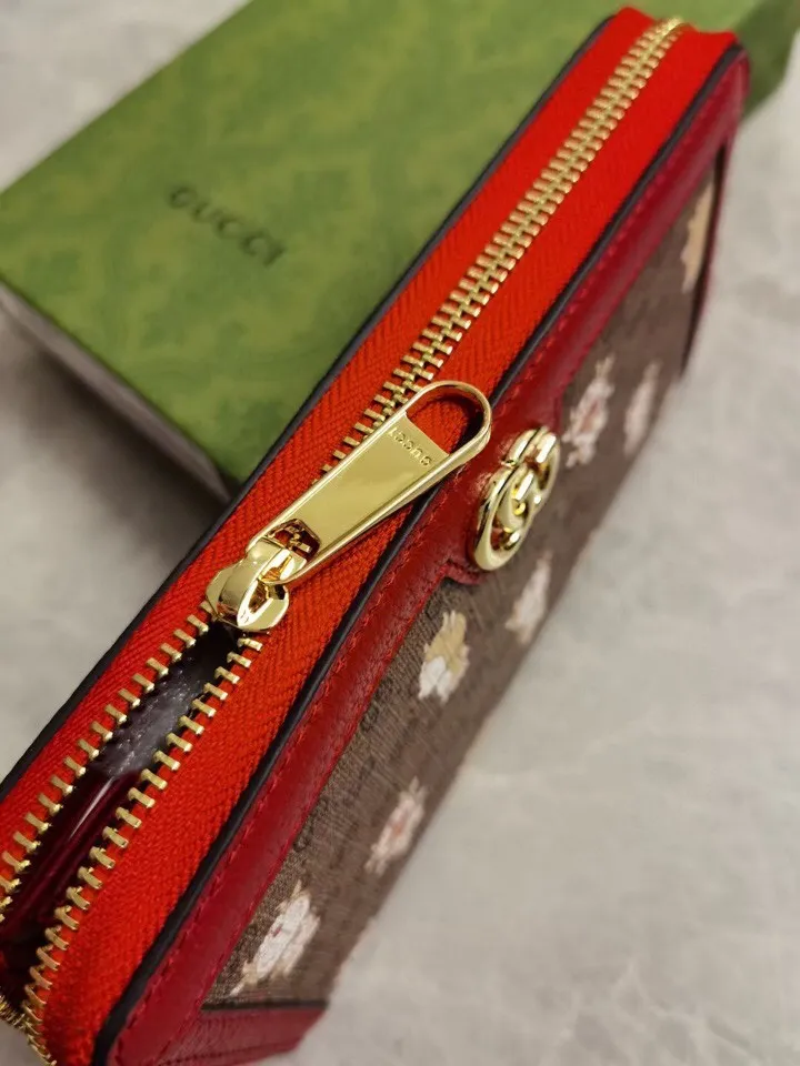 💰430🇭🇺🇭🇺 GUCCI’s latest little golden bull! Original product! 🧤 🧤 Doraemon x Gucci joint series ~ zipper wallet! Colorful PVC high-grade fabric is used to tear-print "Big Fatty with Horns" Doraemon's various cute expressions, matched with original factory pig-grain cowhide, exquisite and fashionable, model number: 654540, size: 19x10x2.5cm