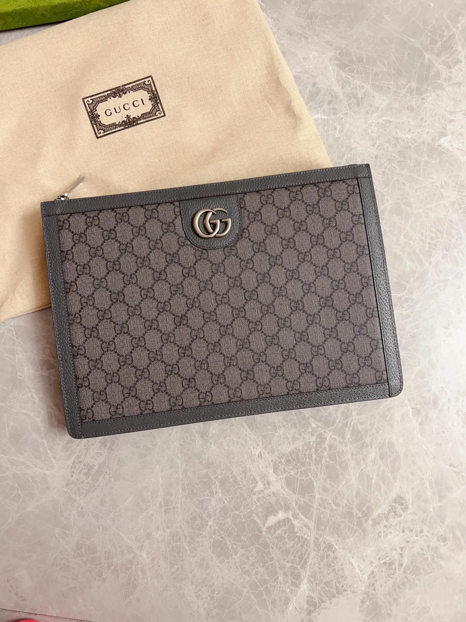 💰580 🇭🇺🇭🇺GucciO’s latest phidia series clutch bag, Ophidia series items have endless retro feelings. Gray GG Supreme canvas, gray cowhide leather trim, palladium tone hardware Double G, zippered inner pocket, zipper closure. Model: 674078 Dimensions: 34x 24x 5cm Color: gray/pvc.