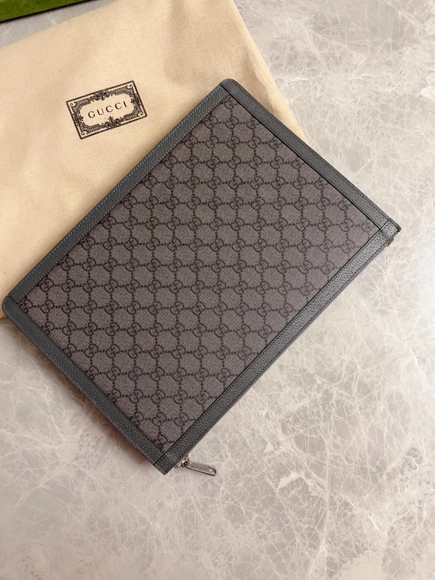 💰580 🇭🇺🇭🇺GucciO’s latest phidia series clutch bag, Ophidia series items have endless retro feelings. Gray GG Supreme canvas, gray cowhide leather trim, palladium tone hardware Double G, zippered inner pocket, zipper closure. Model: 674078 Dimensions: 34x 24x 5cm Color: gray/pvc.