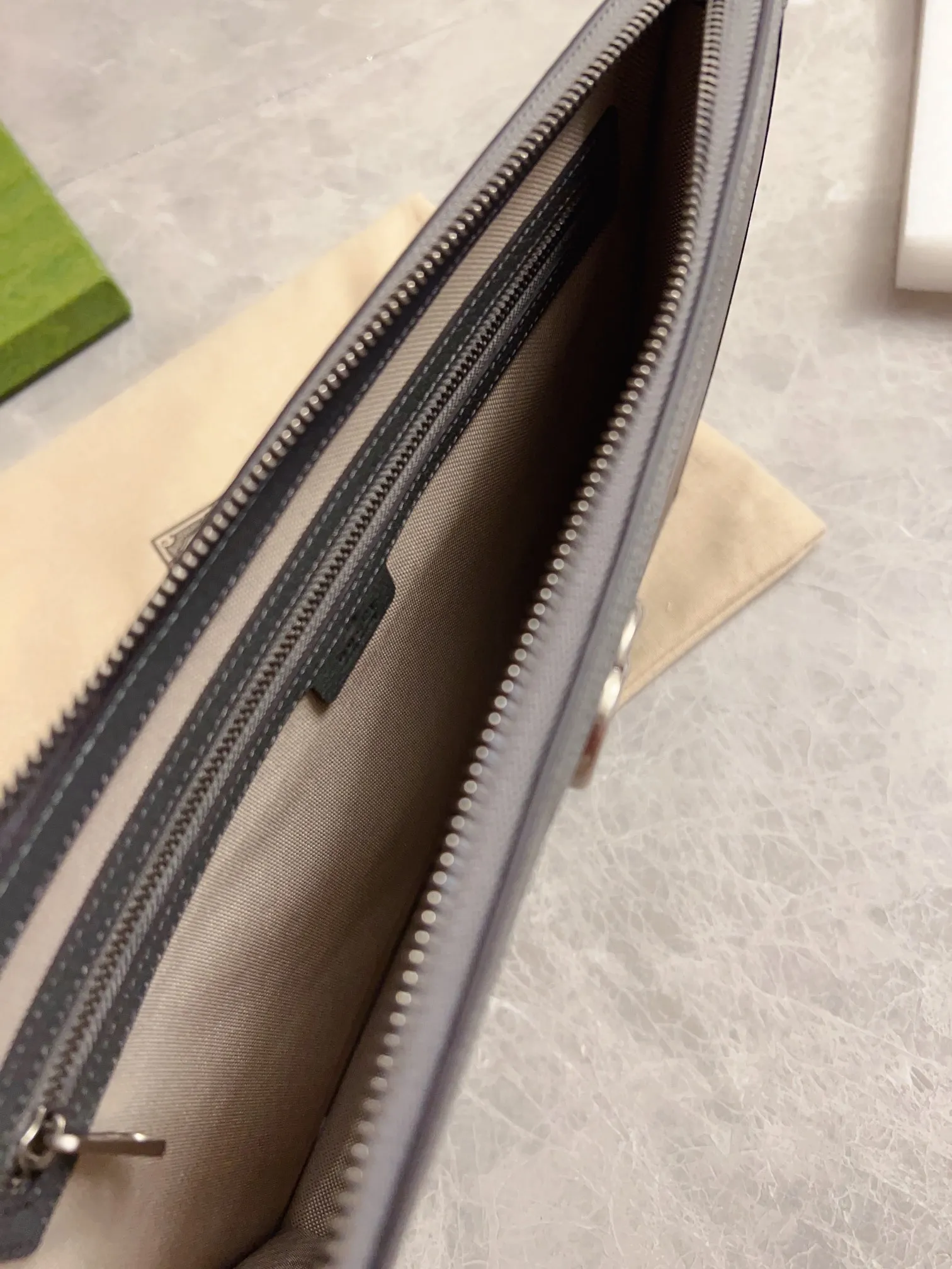 💰580 🇭🇺🇭🇺GucciO’s latest phidia series clutch bag, Ophidia series items have endless retro feelings. Gray GG Supreme canvas, gray cowhide leather trim, palladium tone hardware Double G, zippered inner pocket, zipper closure. Model: 674078 Dimensions: 34x 24x 5cm Color: gray/pvc.
