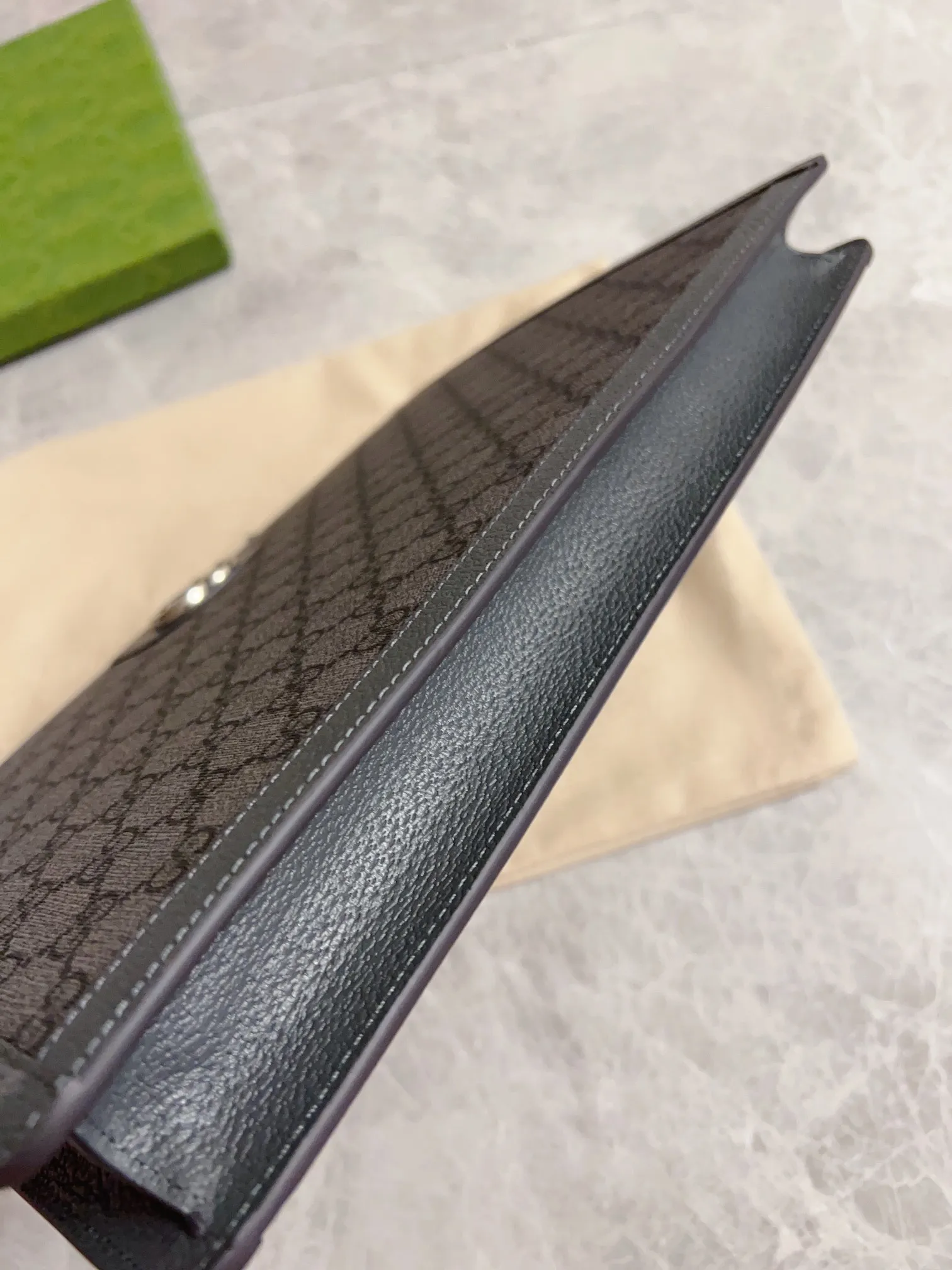 💰580 🇭🇺🇭🇺GucciO’s latest phidia series clutch bag, Ophidia series items have endless retro feelings. Gray GG Supreme canvas, gray cowhide leather trim, palladium tone hardware Double G, zippered inner pocket, zipper closure. Model: 674078 Dimensions: 34x 24x 5cm Color: gray/pvc.