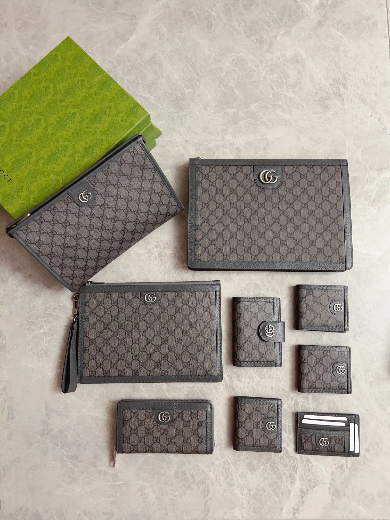 💰580 🇭🇺🇭🇺GucciO’s latest phidia series clutch bag, Ophidia series items have endless retro feelings. Gray GG Supreme canvas, gray cowhide leather trim, palladium tone hardware Double G, zippered inner pocket, zipper closure. Model: 674078 Dimensions: 34x 24x 5cm Color: gray/pvc.