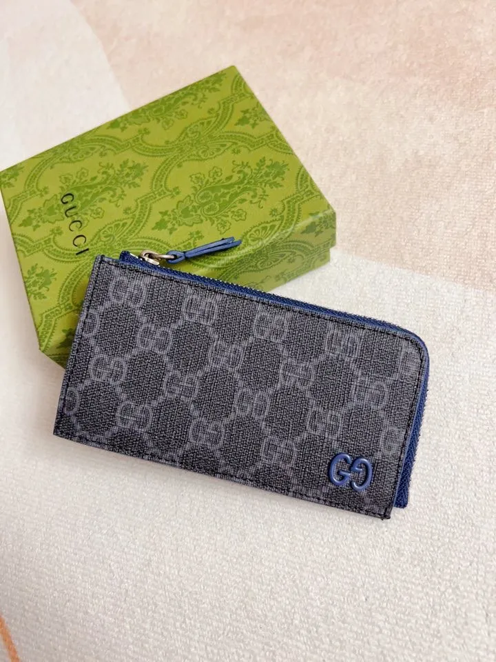 💰340 🇭🇺🇭🇺Gucci’s latest collection ~ card holder 🥗🥗 uses a two-tone design full of contrasting beauty to make the GG logo emblazoned on the bag stand out 🥗🥗 The fabric is made of black GG and the lining is made of contrasting cowhide 🥗🥗Black GG Supreme canvas, black pvc blue Size: 13.5x 8cm Model: 795233 (original product)
