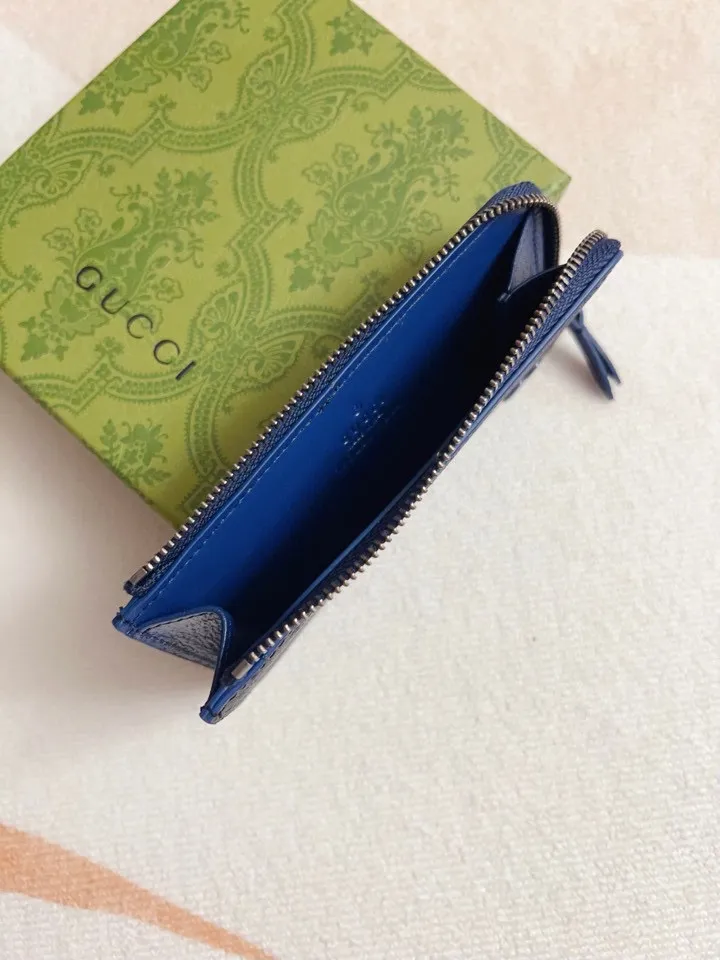 💰340 🇭🇺🇭🇺Gucci’s latest collection ~ card holder 🥗🥗 uses a two-tone design full of contrasting beauty to make the GG logo emblazoned on the bag stand out 🥗🥗 The fabric is made of black GG and the lining is made of contrasting cowhide 🥗🥗Black GG Supreme canvas, black pvc blue Size: 13.5x 8cm Model: 795233 (original product)