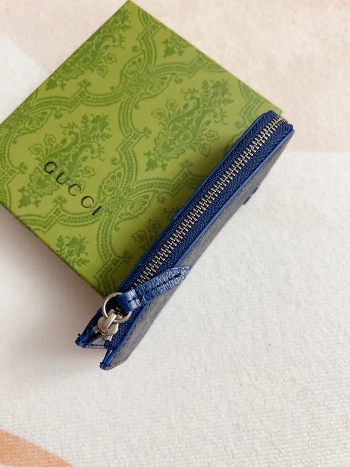 💰340 🇭🇺🇭🇺Gucci’s latest collection ~ card holder 🥗🥗 uses a two-tone design full of contrasting beauty to make the GG logo emblazoned on the bag stand out 🥗🥗 The fabric is made of black GG and the lining is made of contrasting cowhide 🥗🥗Black GG Supreme canvas, black pvc blue Size: 13.5x 8cm Model: 795233 (original product)