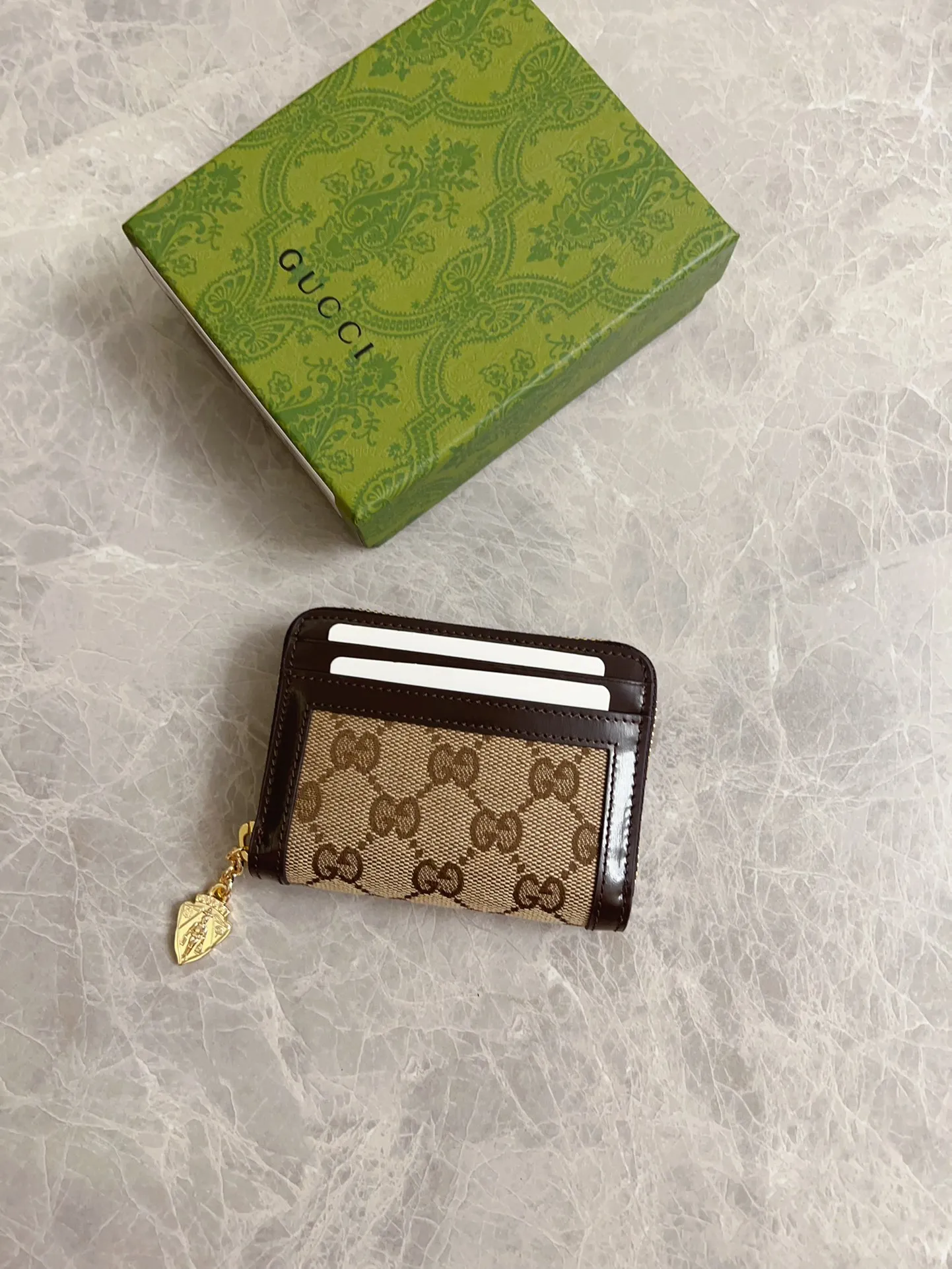 💰420 🇮🇹🇮🇹The Gucci Luce series exudes a strong sense of playfulness and fun. "Luce" means "light" in Italian. Original GG canvas, elegant blue cowhide trimmings and light gold-toned hardware are complemented by beige and ebony graphics. Exquisite shield puller! Model: 790037 Size: 11.5x 8.5x 3cm Color: blue/brown