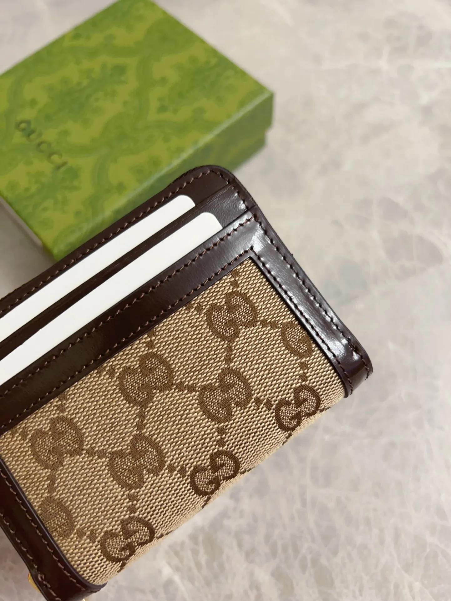 💰420 🇮🇹🇮🇹The Gucci Luce series exudes a strong sense of playfulness and fun. "Luce" means "light" in Italian. Original GG canvas, elegant blue cowhide trimmings and light gold-toned hardware are complemented by beige and ebony graphics. Exquisite shield puller! Model: 790037 Size: 11.5x 8.5x 3cm Color: blue/brown
