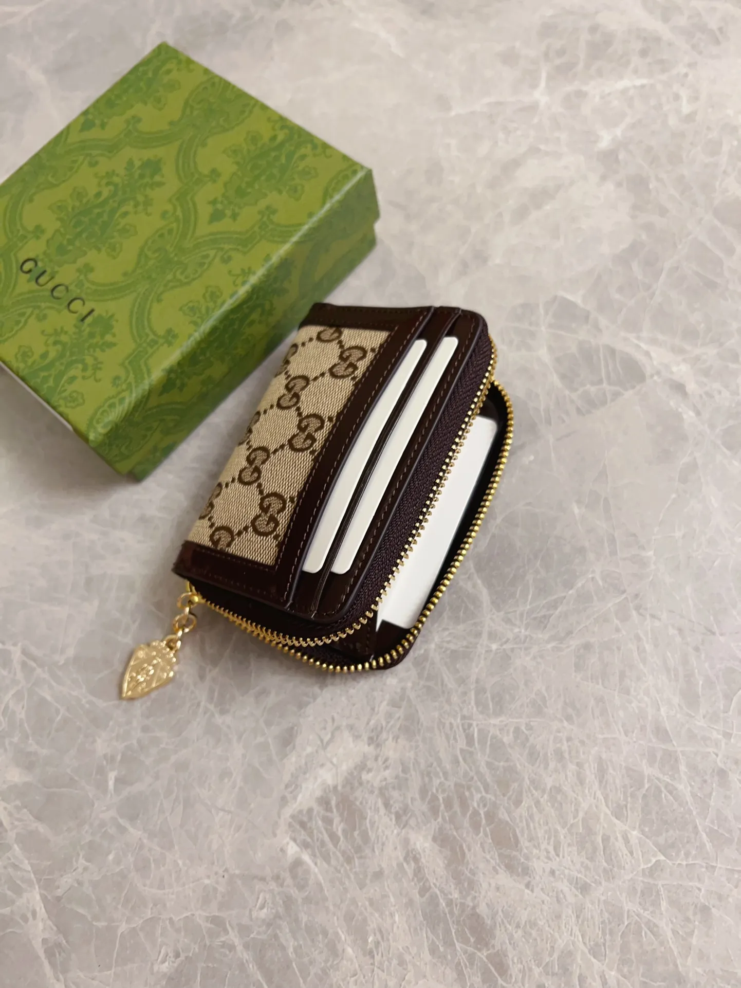 💰420 🇮🇹🇮🇹The Gucci Luce series exudes a strong sense of playfulness and fun. "Luce" means "light" in Italian. Original GG canvas, elegant blue cowhide trimmings and light gold-toned hardware are complemented by beige and ebony graphics. Exquisite shield puller! Model: 790037 Size: 11.5x 8.5x 3cm Color: blue/brown