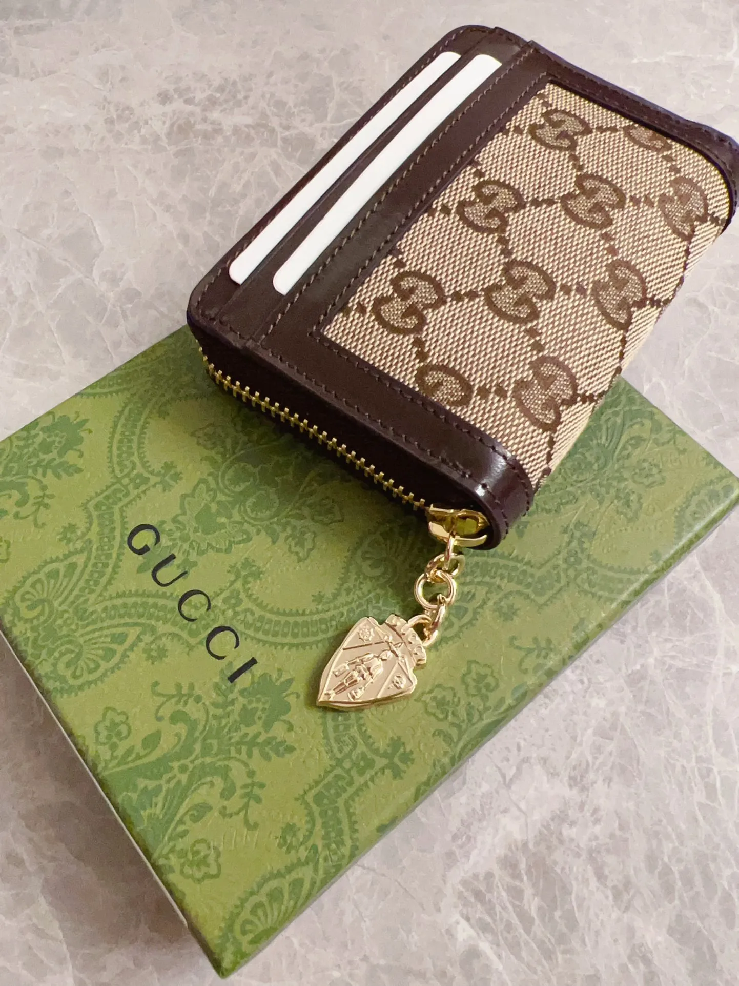 💰420 🇮🇹🇮🇹The Gucci Luce series exudes a strong sense of playfulness and fun. "Luce" means "light" in Italian. Original GG canvas, elegant blue cowhide trimmings and light gold-toned hardware are complemented by beige and ebony graphics. Exquisite shield puller! Model: 790037 Size: 11.5x 8.5x 3cm Color: blue/brown