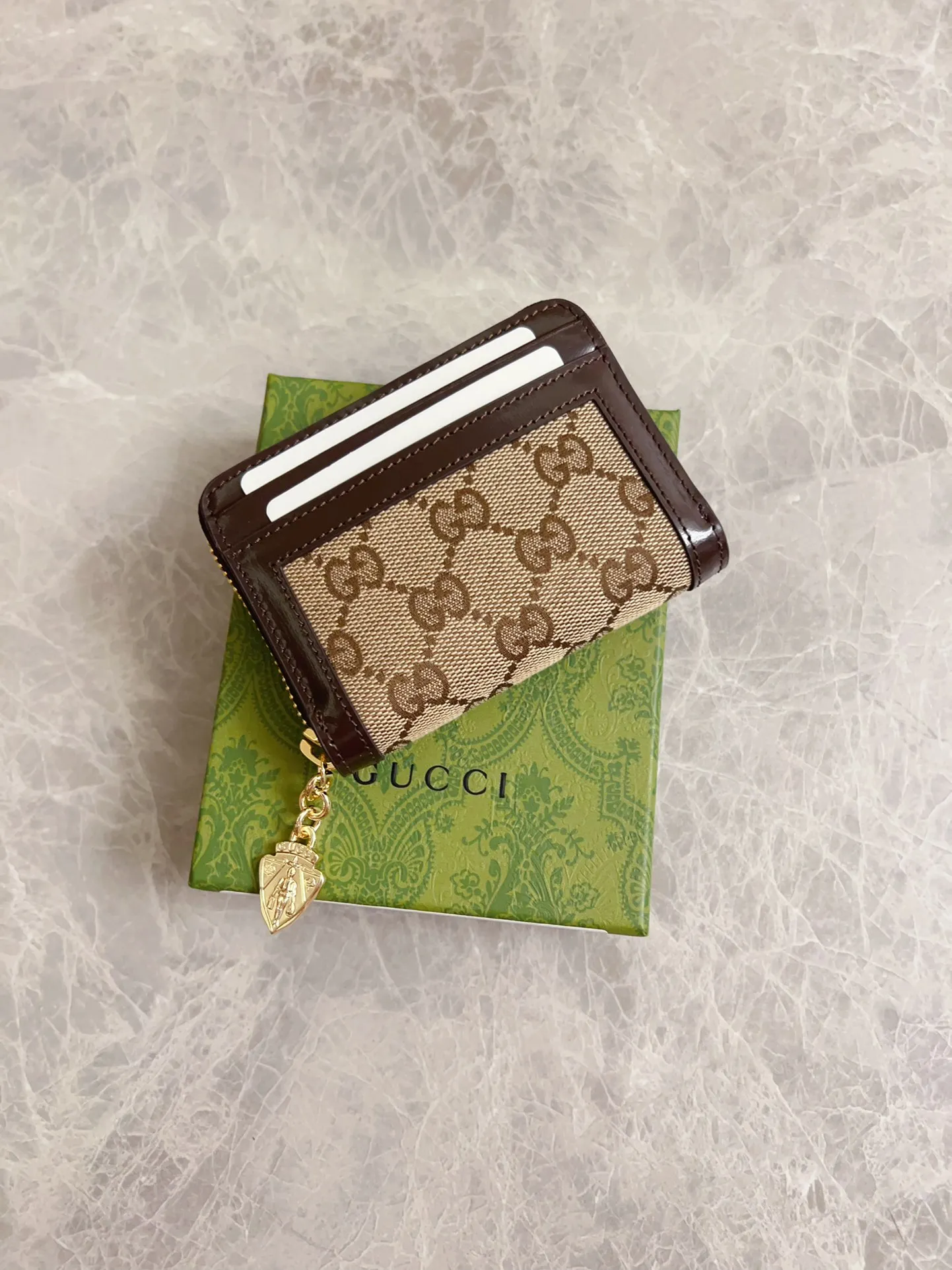 💰420 🇮🇹🇮🇹The Gucci Luce series exudes a strong sense of playfulness and fun. "Luce" means "light" in Italian. Original GG canvas, elegant blue cowhide trimmings and light gold-toned hardware are complemented by beige and ebony graphics. Exquisite shield puller! Model: 790037 Size: 11.5x 8.5x 3cm Color: blue/brown