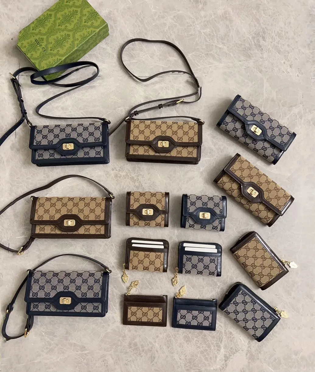 💰420 🇮🇹🇮🇹The Gucci Luce series exudes a strong sense of playfulness and fun. "Luce" means "light" in Italian. Original GG canvas, elegant blue cowhide trimmings and light gold-toned hardware are complemented by beige and ebony graphics. Exquisite shield puller! Model: 790037 Size: 11.5x 8.5x 3cm Color: blue/brown