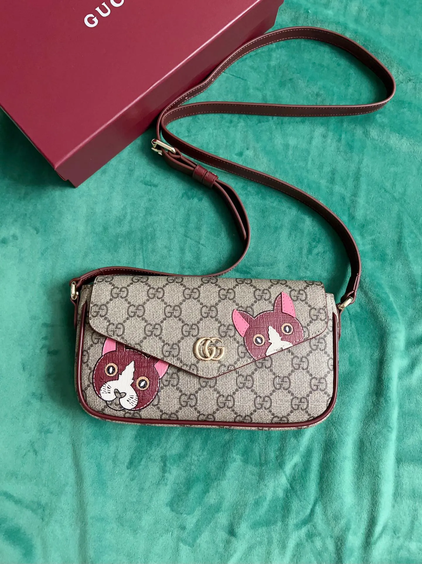 💰760 🇭🇺🇭🇺New product on official website! Exquisite little red cat bag, 🐱🐱PVC with burgundy calfskin, cute and delicate little red cat printed on the leather! 🐱🐱Adjustable leather shoulder strap, model number 818764, size: 22x13x4🐱🐱Original product!