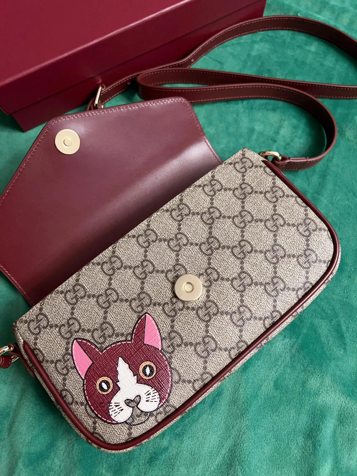 💰760 🇭🇺🇭🇺New product on official website! Exquisite little red cat bag, 🐱🐱PVC with burgundy calfskin, cute and delicate little red cat printed on the leather! 🐱🐱Adjustable leather shoulder strap, model number 818764, size: 22x13x4🐱🐱Original product!