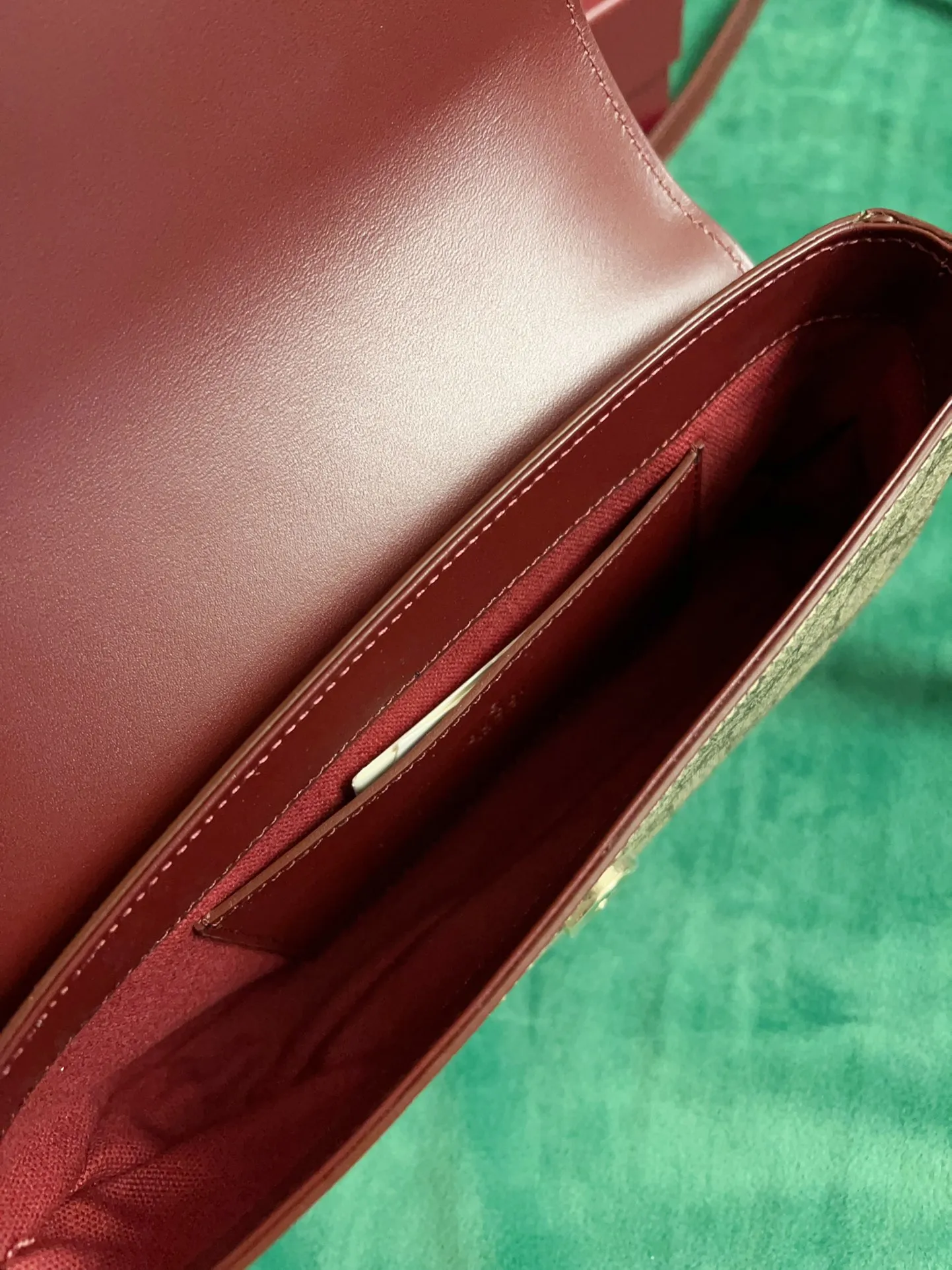 💰760 🇭🇺🇭🇺New product on official website! Exquisite little red cat bag, 🐱🐱PVC with burgundy calfskin, cute and delicate little red cat printed on the leather! 🐱🐱Adjustable leather shoulder strap, model number 818764, size: 22x13x4🐱🐱Original product!