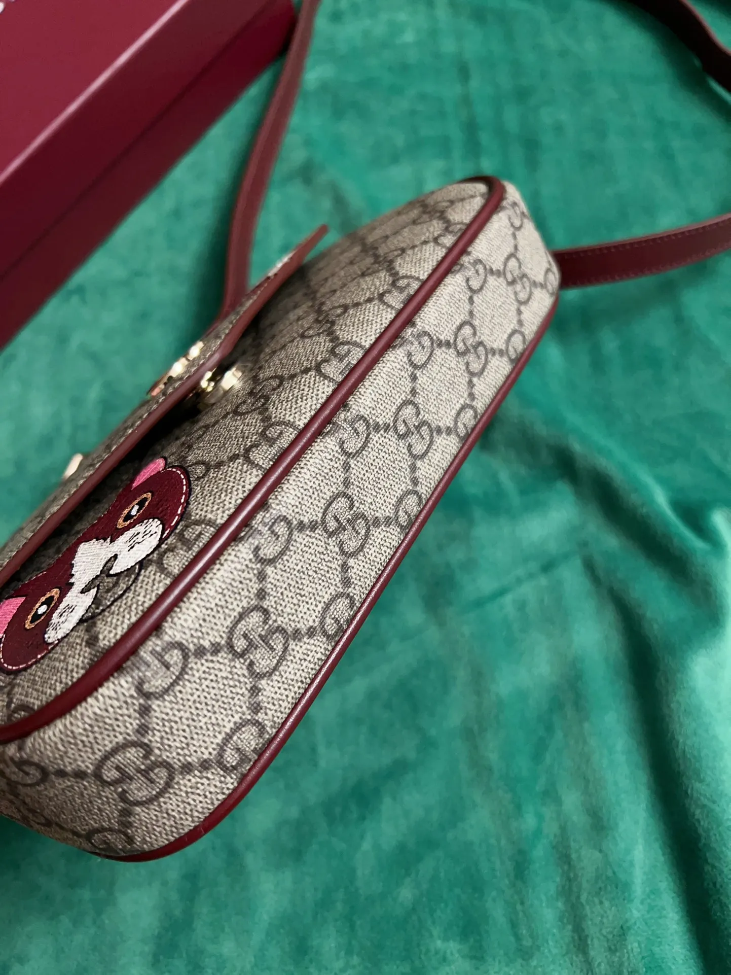 💰760 🇭🇺🇭🇺New product on official website! Exquisite little red cat bag, 🐱🐱PVC with burgundy calfskin, cute and delicate little red cat printed on the leather! 🐱🐱Adjustable leather shoulder strap, model number 818764, size: 22x13x4🐱🐱Original product!