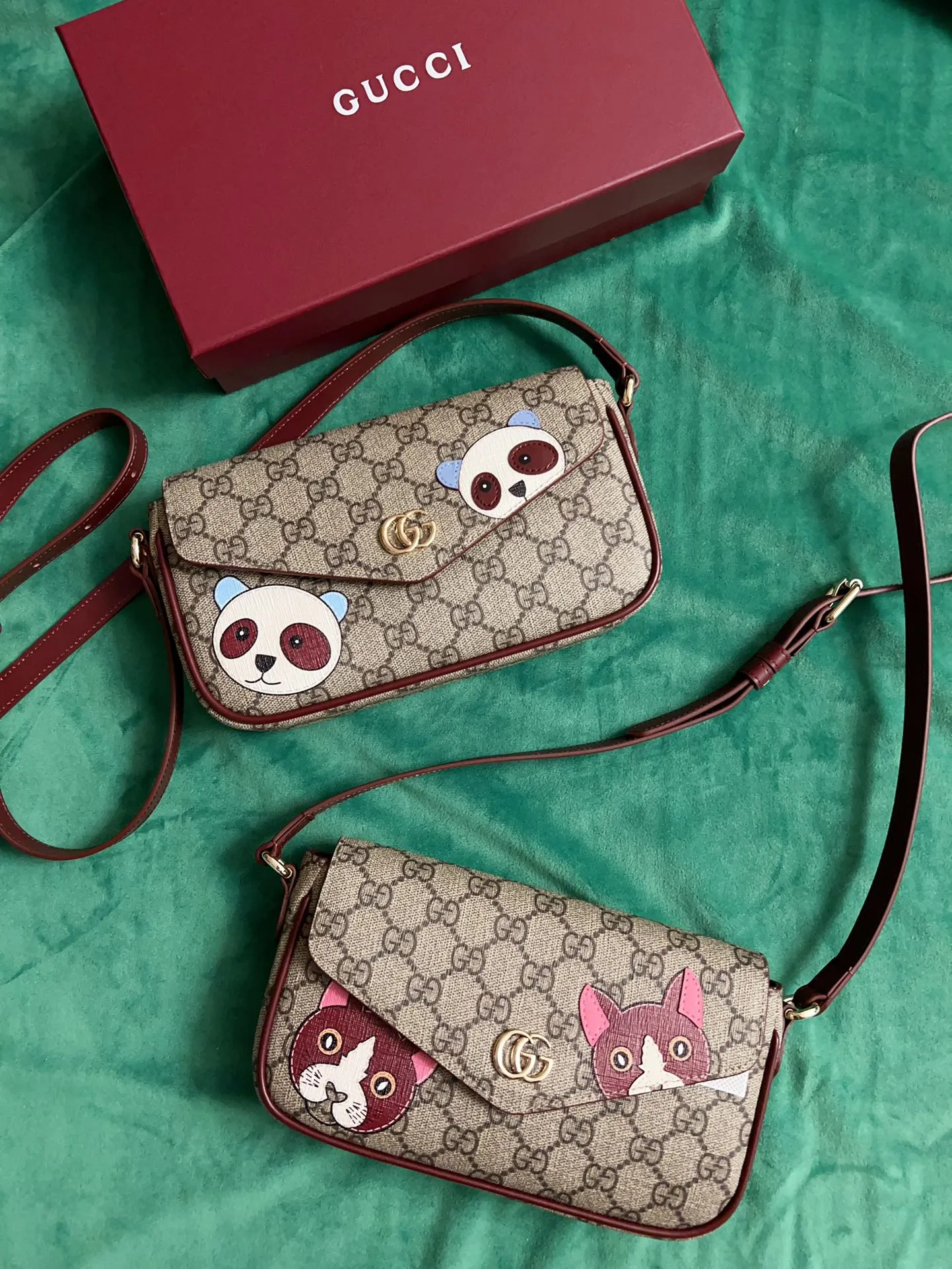💰760 🇭🇺🇭🇺New product on official website! Exquisite little red cat bag, 🐱🐱PVC with burgundy calfskin, cute and delicate little red cat printed on the leather! 🐱🐱Adjustable leather shoulder strap, model number 818764, size: 22x13x4🐱🐱Original product!