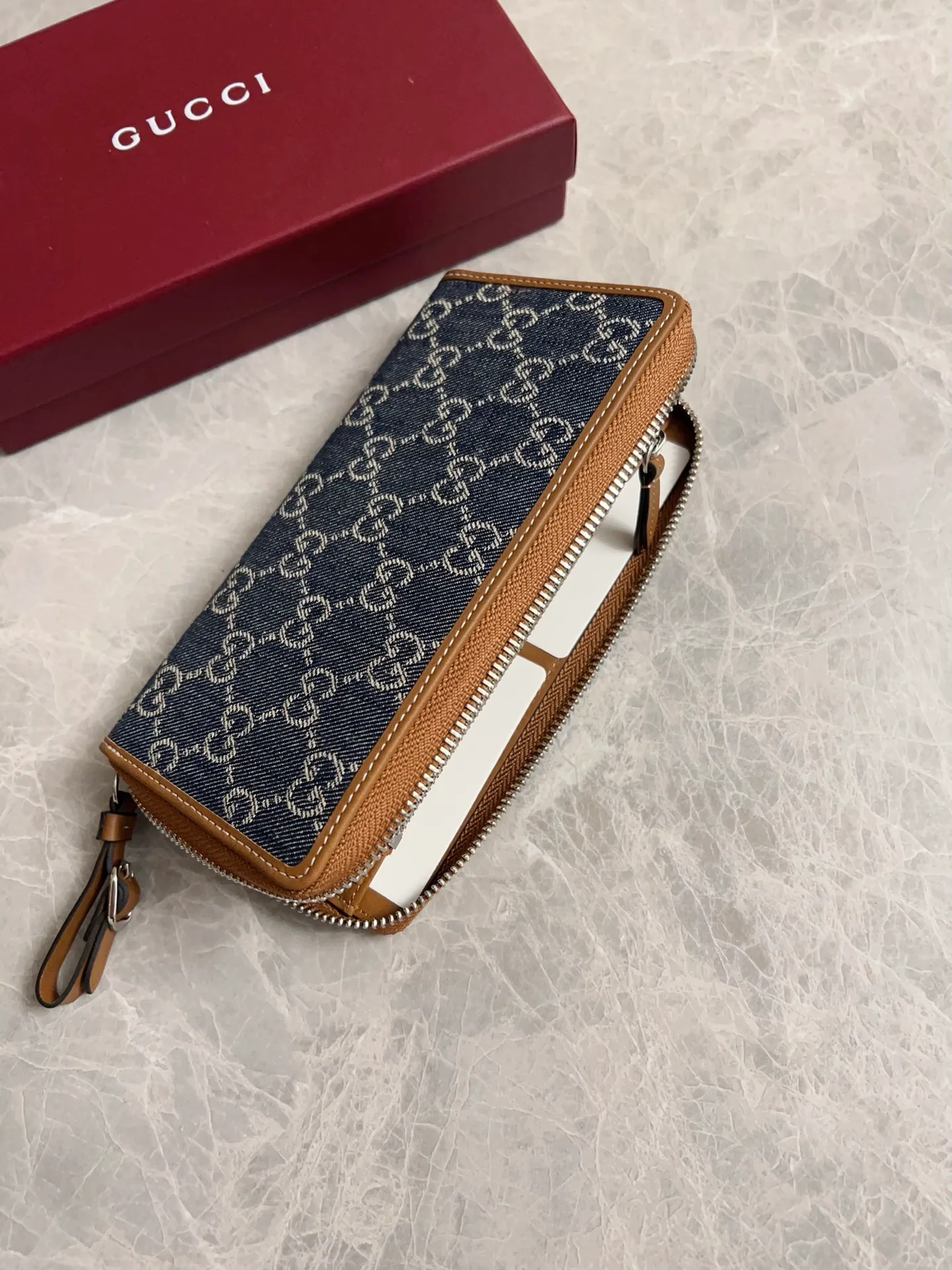 💰450 🇭🇺🇭🇺Original product! 🧽🧽jackie1961 denim denim series launches a new compact and noble style🧽🧽White hardware button pulls, washed denim makes the whole design exude elegance and timelessness🧽🧽Exquisite and fashionable! 🧽🧽Model: 819122, size: 19x10x 2.5cm, color: denim/brown leather