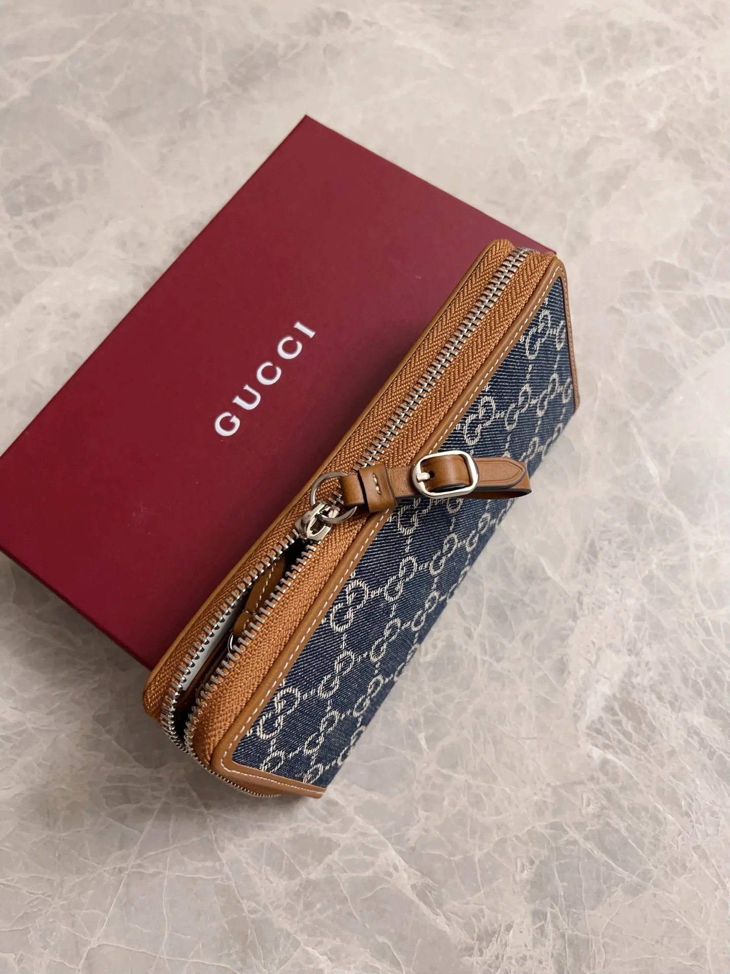 💰450 🇭🇺🇭🇺Original product! 🧽🧽jackie1961 denim denim series launches a new compact and noble style🧽🧽White hardware button pulls, washed denim makes the whole design exude elegance and timelessness🧽🧽Exquisite and fashionable! 🧽🧽Model: 819122, size: 19x10x 2.5cm, color: denim/brown leather