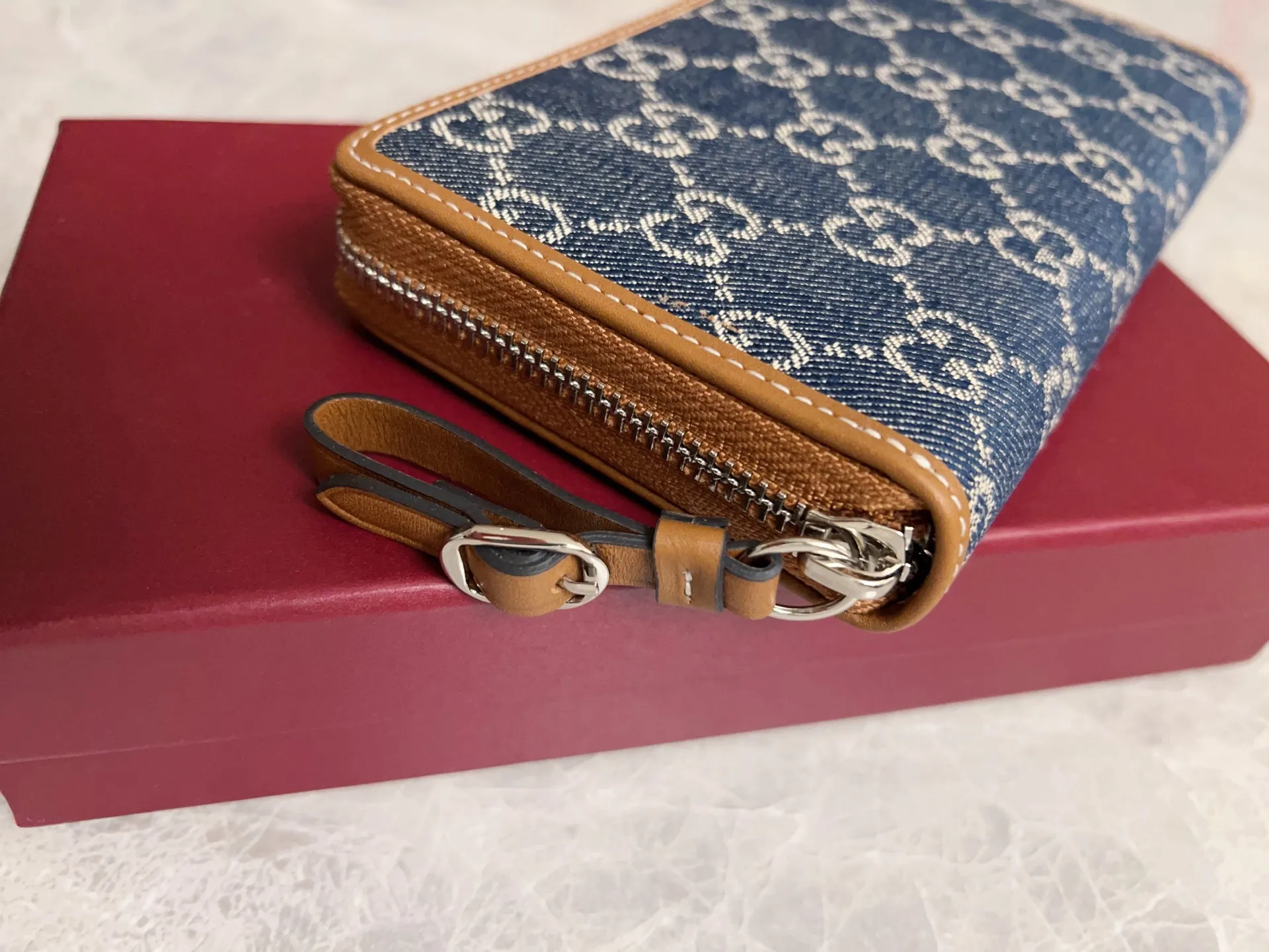 💰450 🇭🇺🇭🇺Original product! 🧽🧽jackie1961 denim denim series launches a new compact and noble style🧽🧽White hardware button pulls, washed denim makes the whole design exude elegance and timelessness🧽🧽Exquisite and fashionable! 🧽🧽Model: 819122, size: 19x10x 2.5cm, color: denim/brown leather